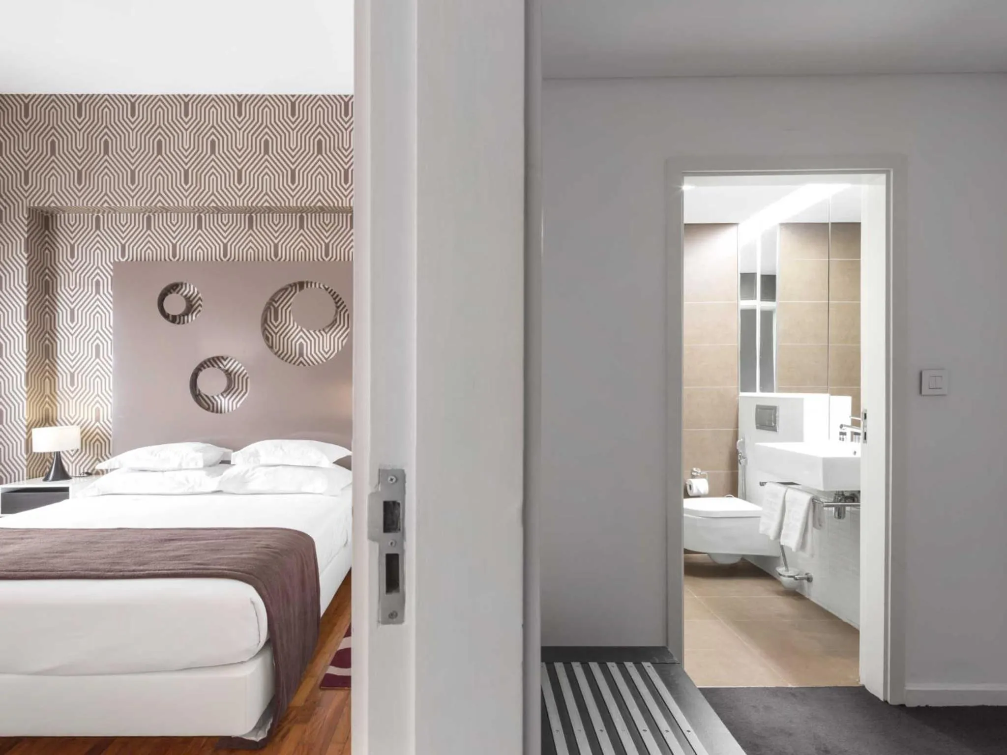 Toilet, Bed in Hotel Tivoli Maputo