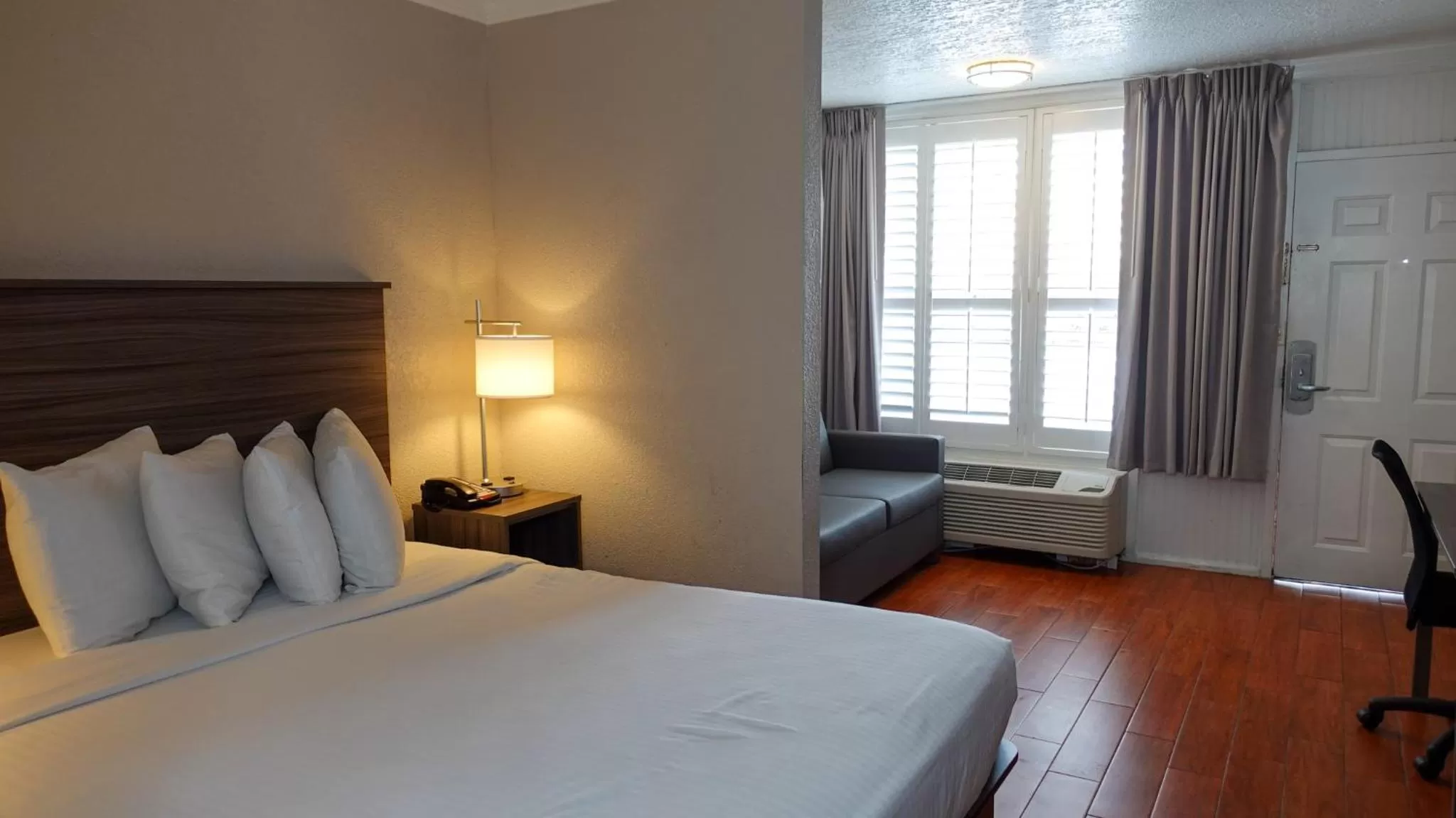 Bedroom, Bed in Melbourne All Suites Inn near I95