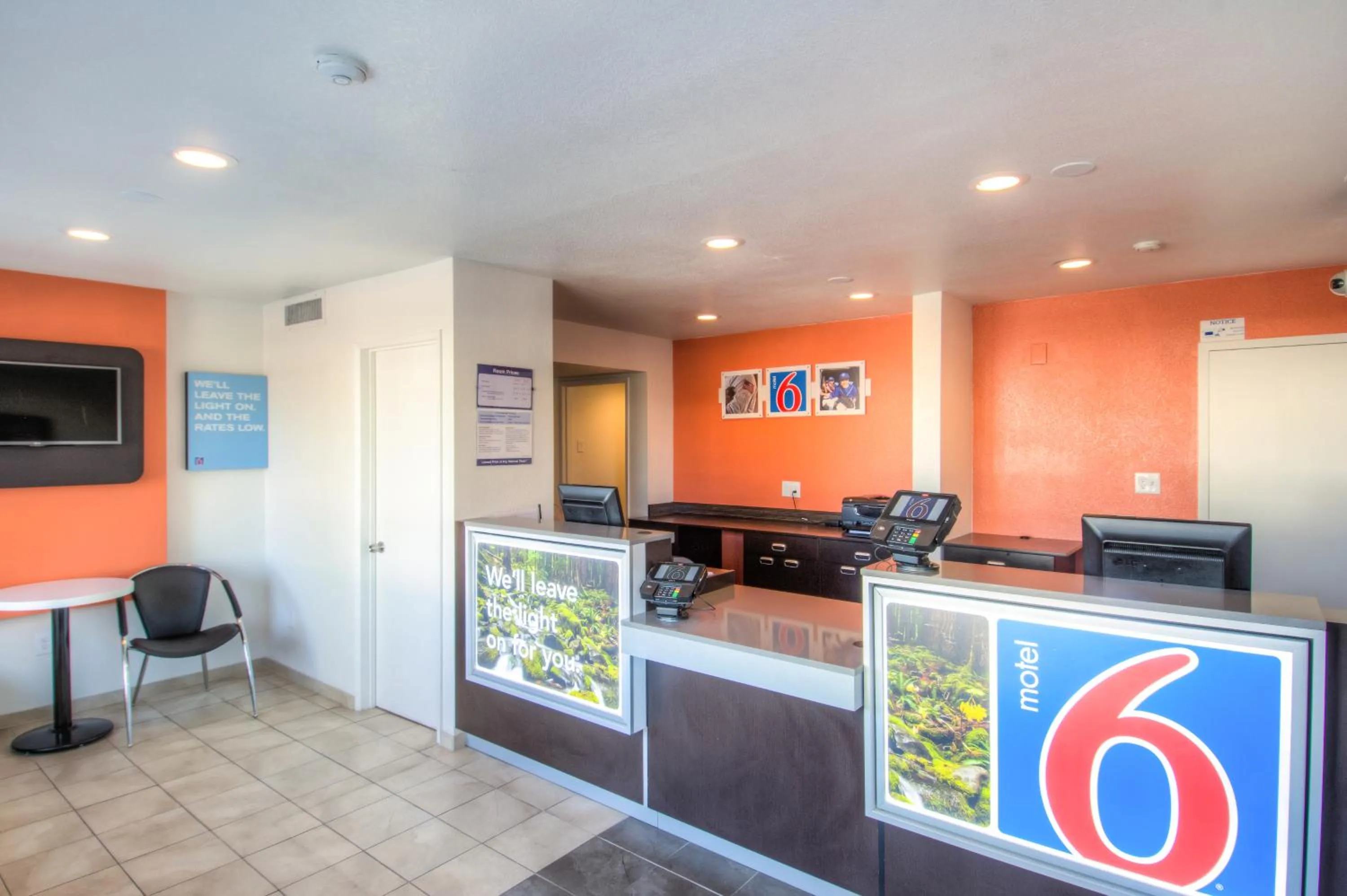 Lobby or reception in Motel 6-Redding, CA - North