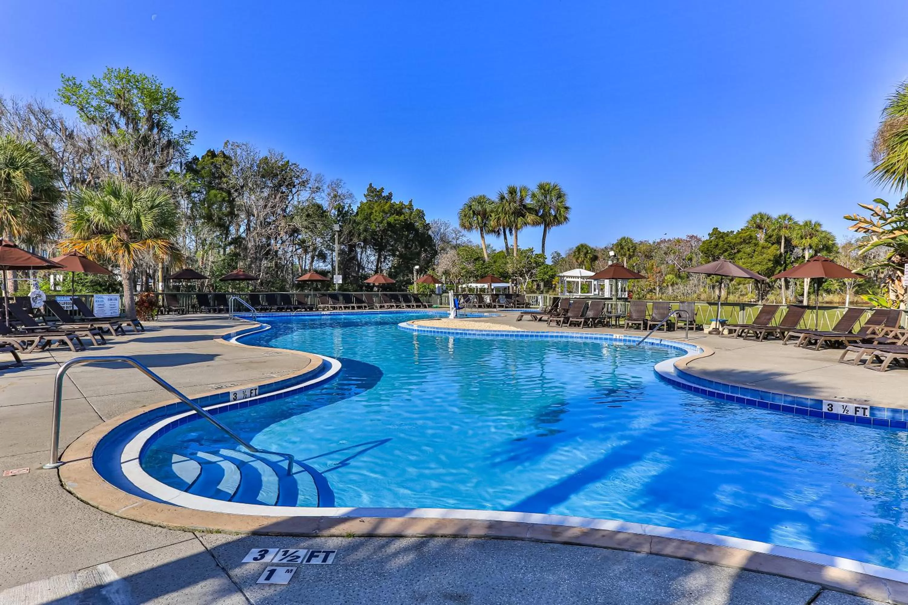 Swimming pool in Plantation Resort on Crystal River, Ascend Hotel Collection