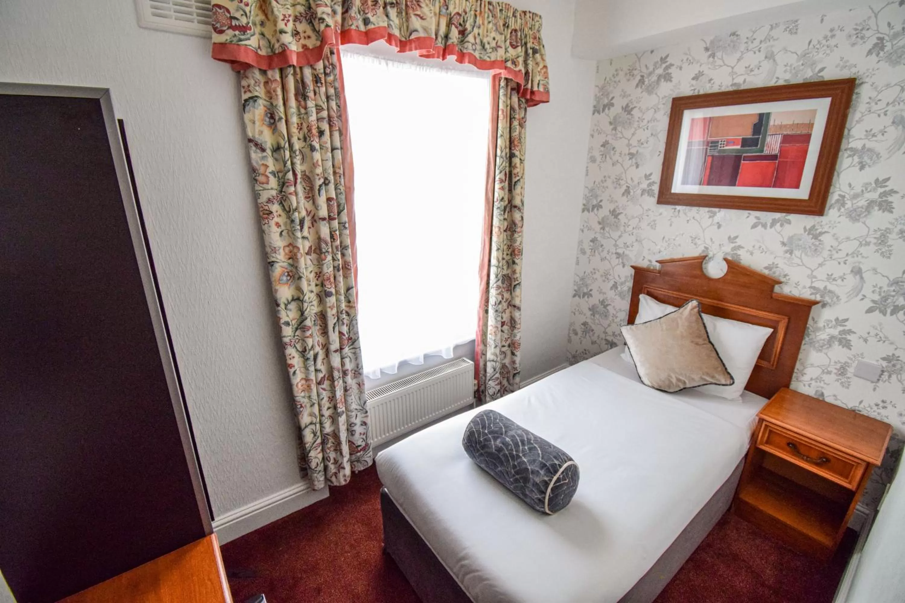 Bed in Pembridge Palace Hotel