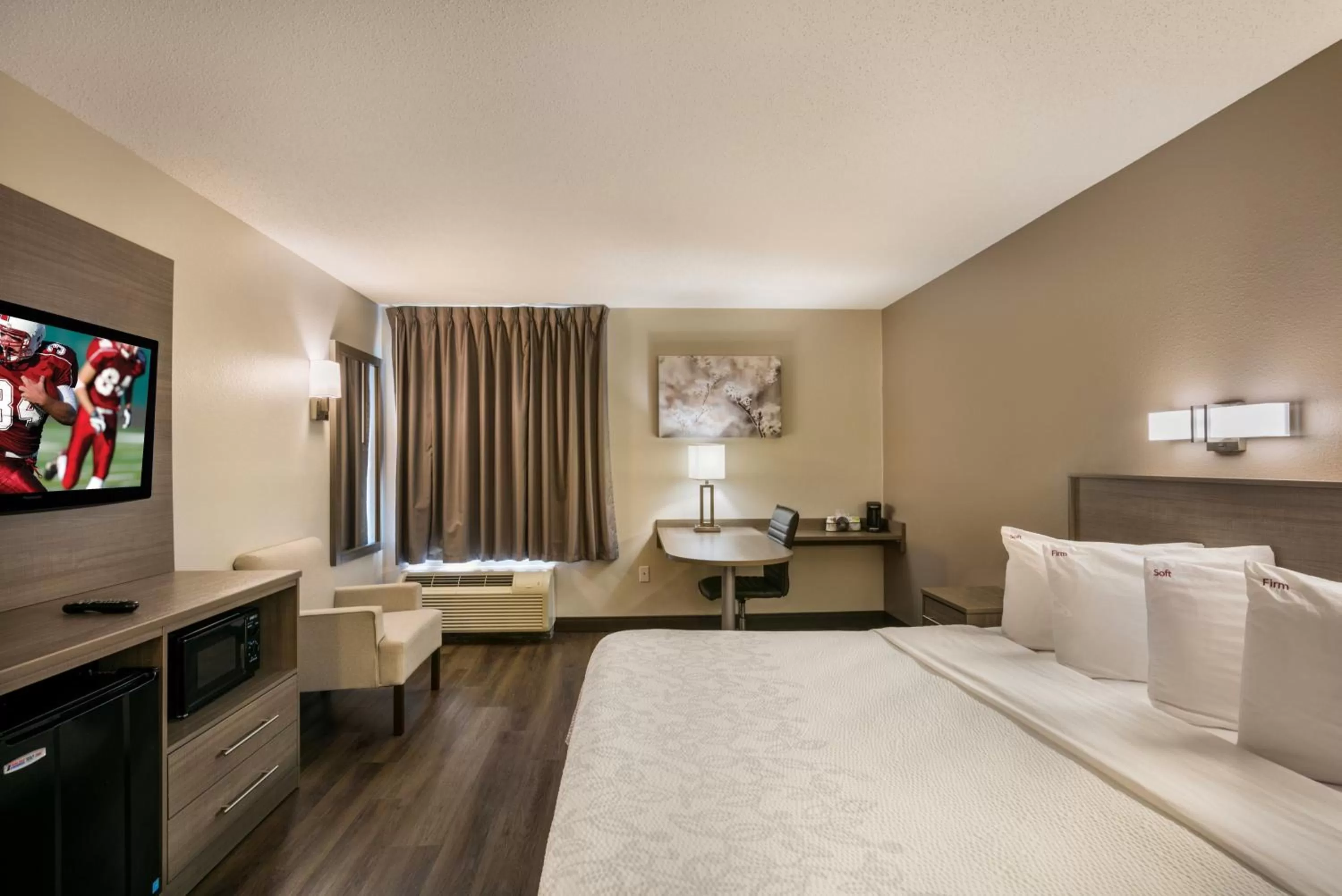 Bedroom, Bed in Red Roof Inn PLUS+ Boston - Logan