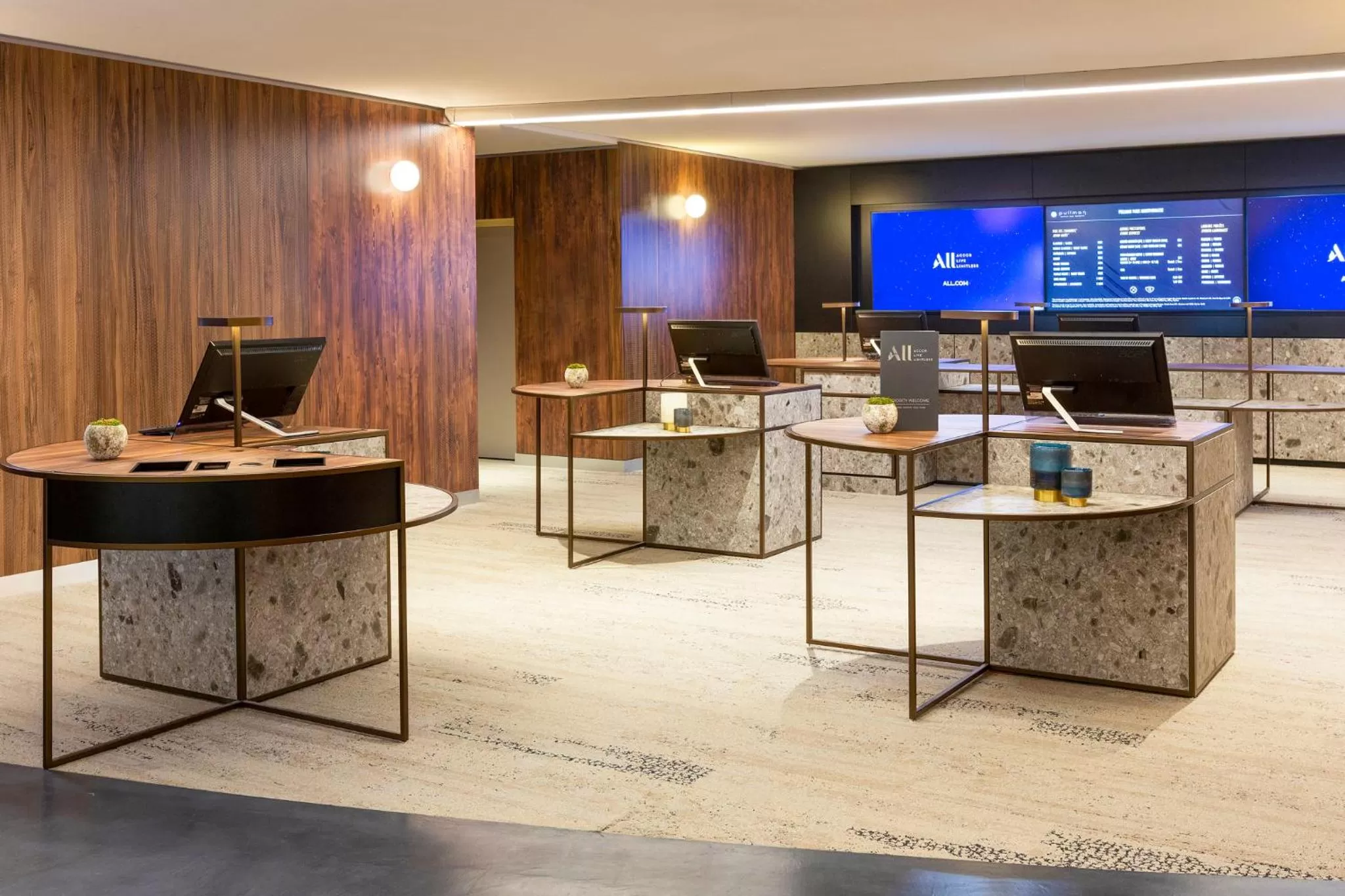 Lobby or reception in Pullman Paris Montparnasse