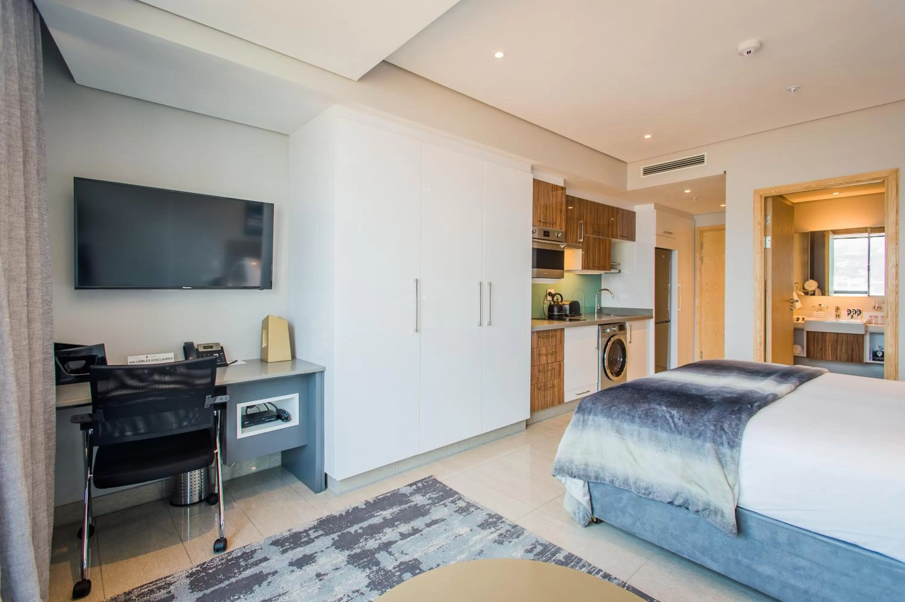 Kitchen or kitchenette, Bed in The Capital Pearls Hotel