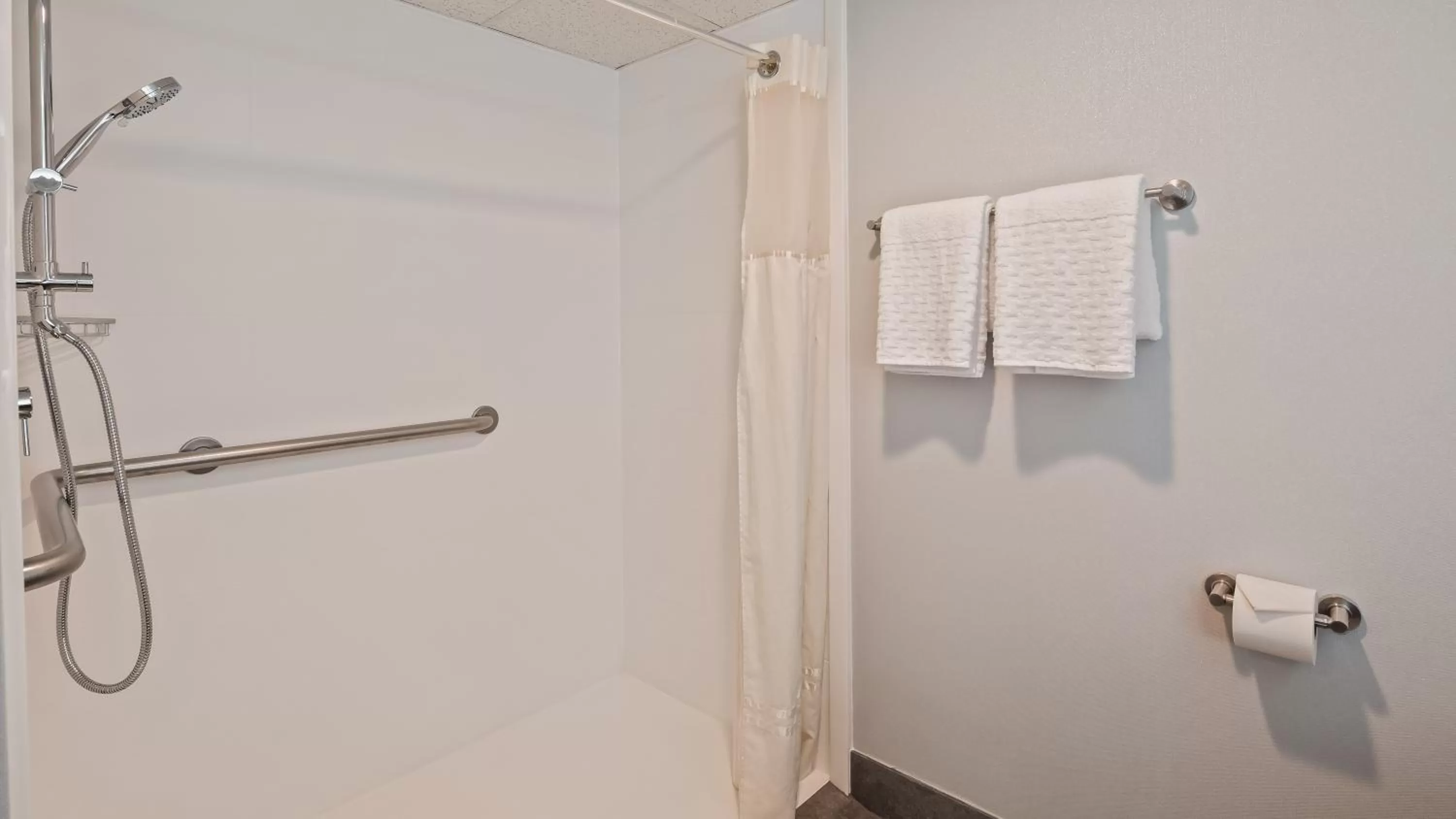 Bathroom in Best Western Plus Alexandria Fort Belvoir