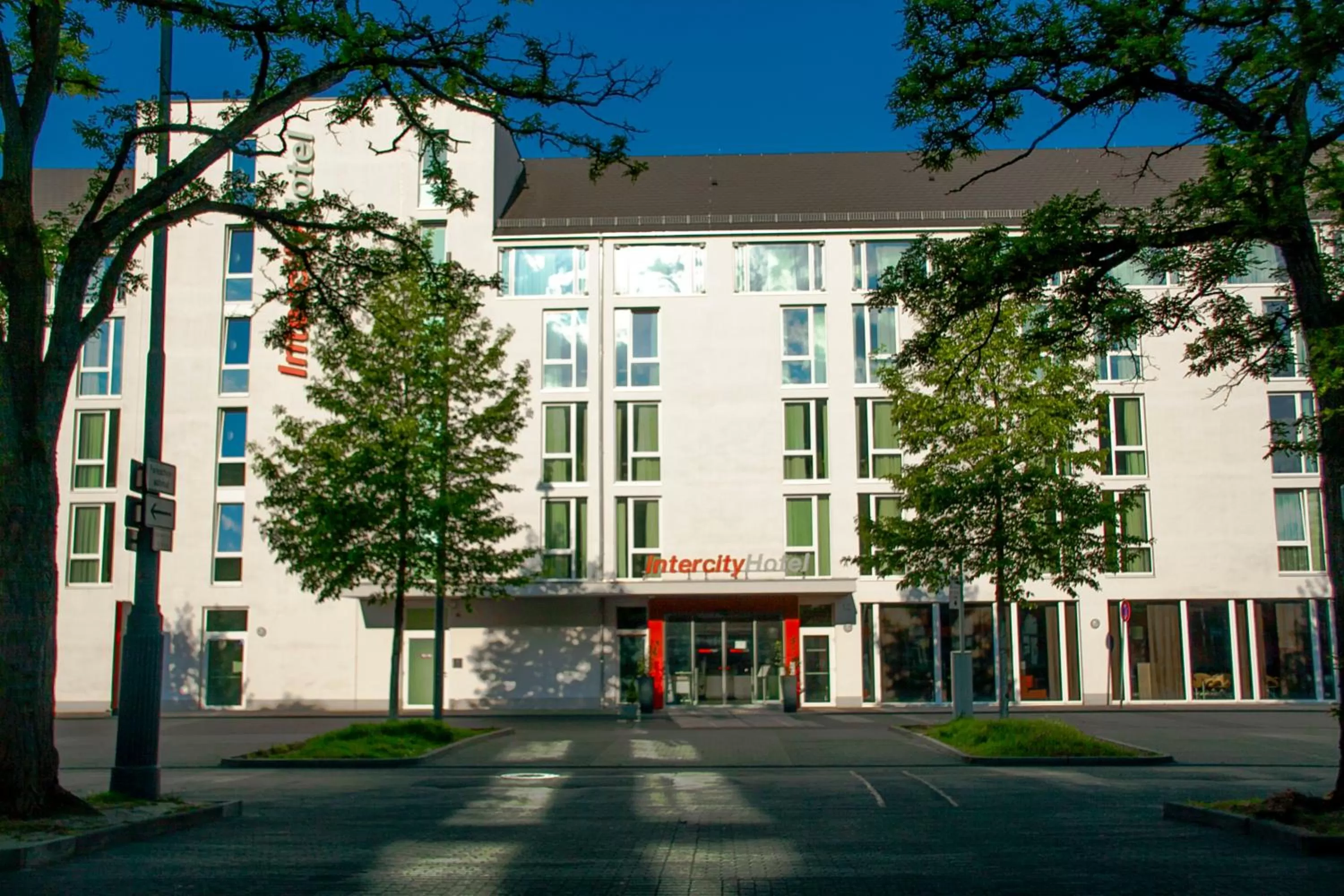 Facade/entrance in IntercityHotel Darmstadt