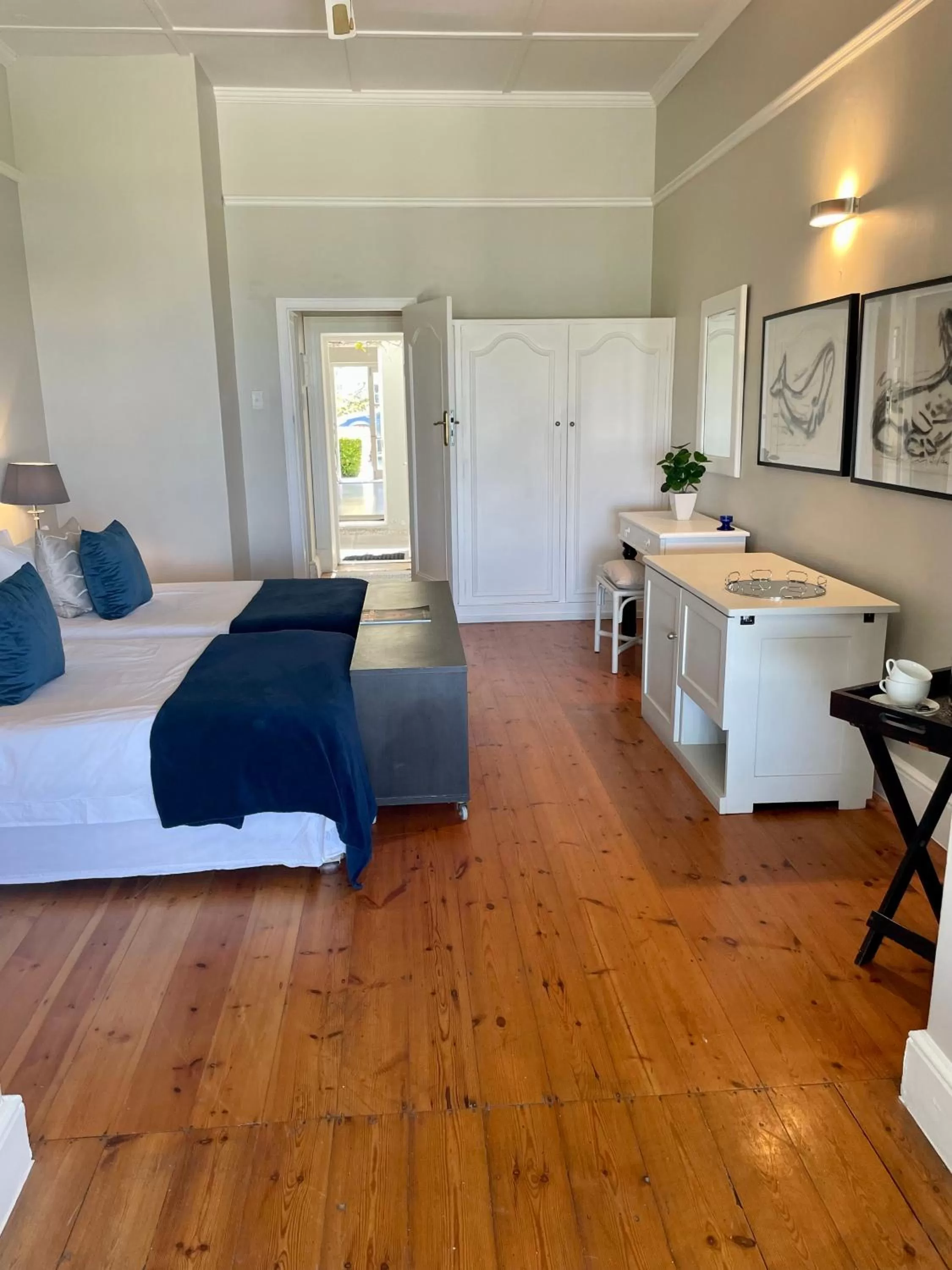 Bed in 11 WESTCLIFF RENTALS