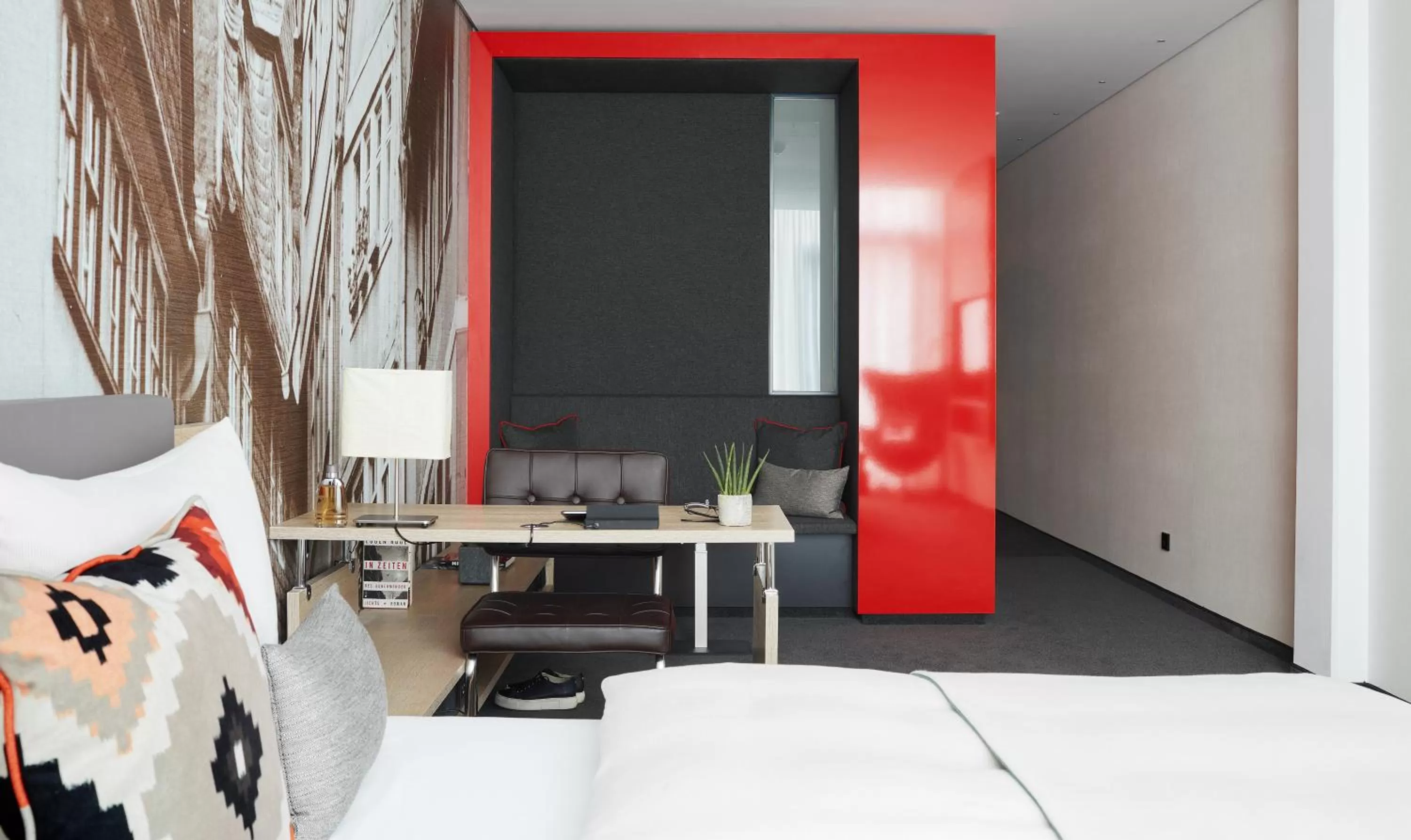 Photo of the whole room, Bed in Living Hotel Frankfurt