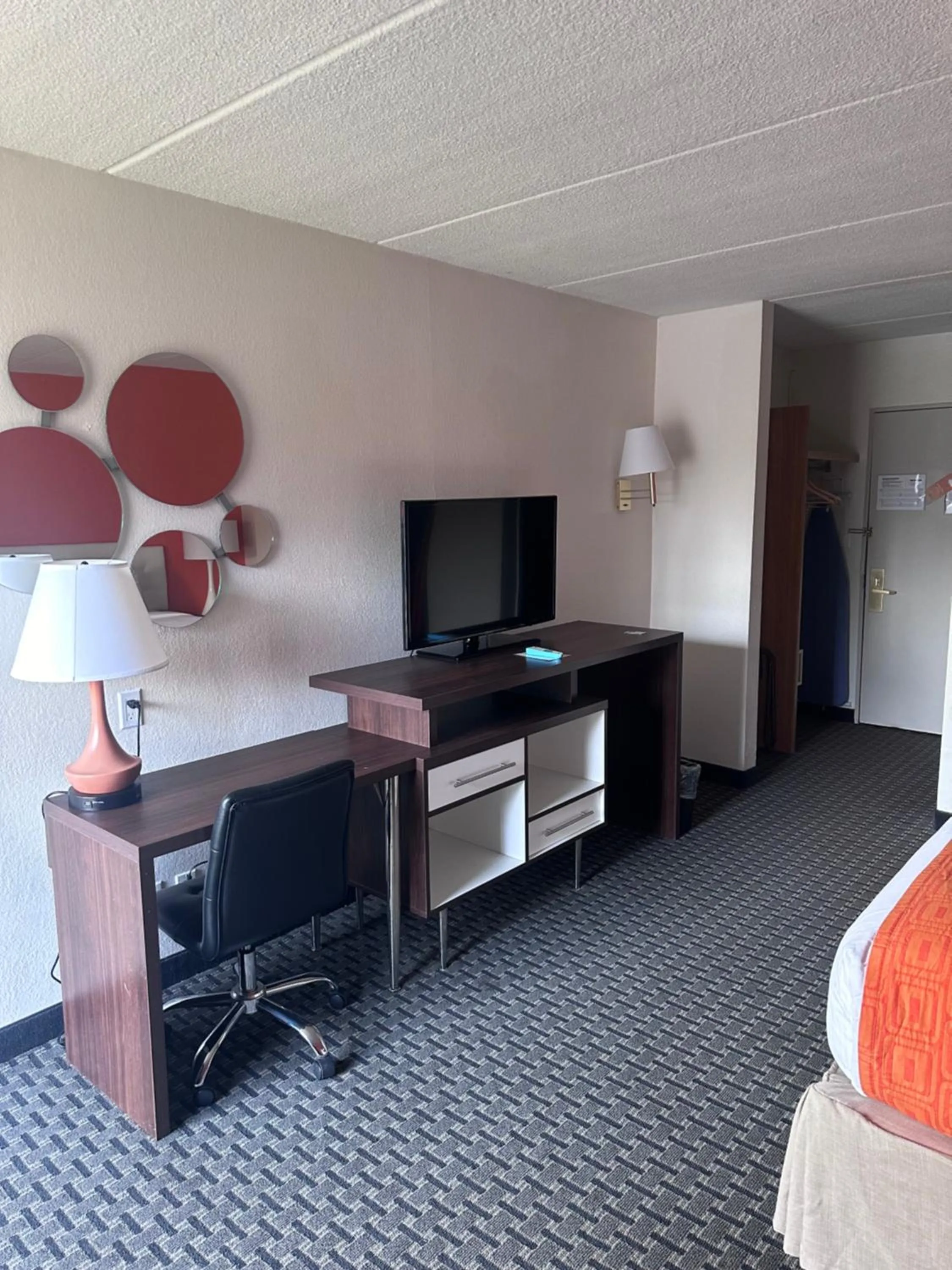 TV and multimedia, Bed in Howard Johnson by Wyndham Newburgh