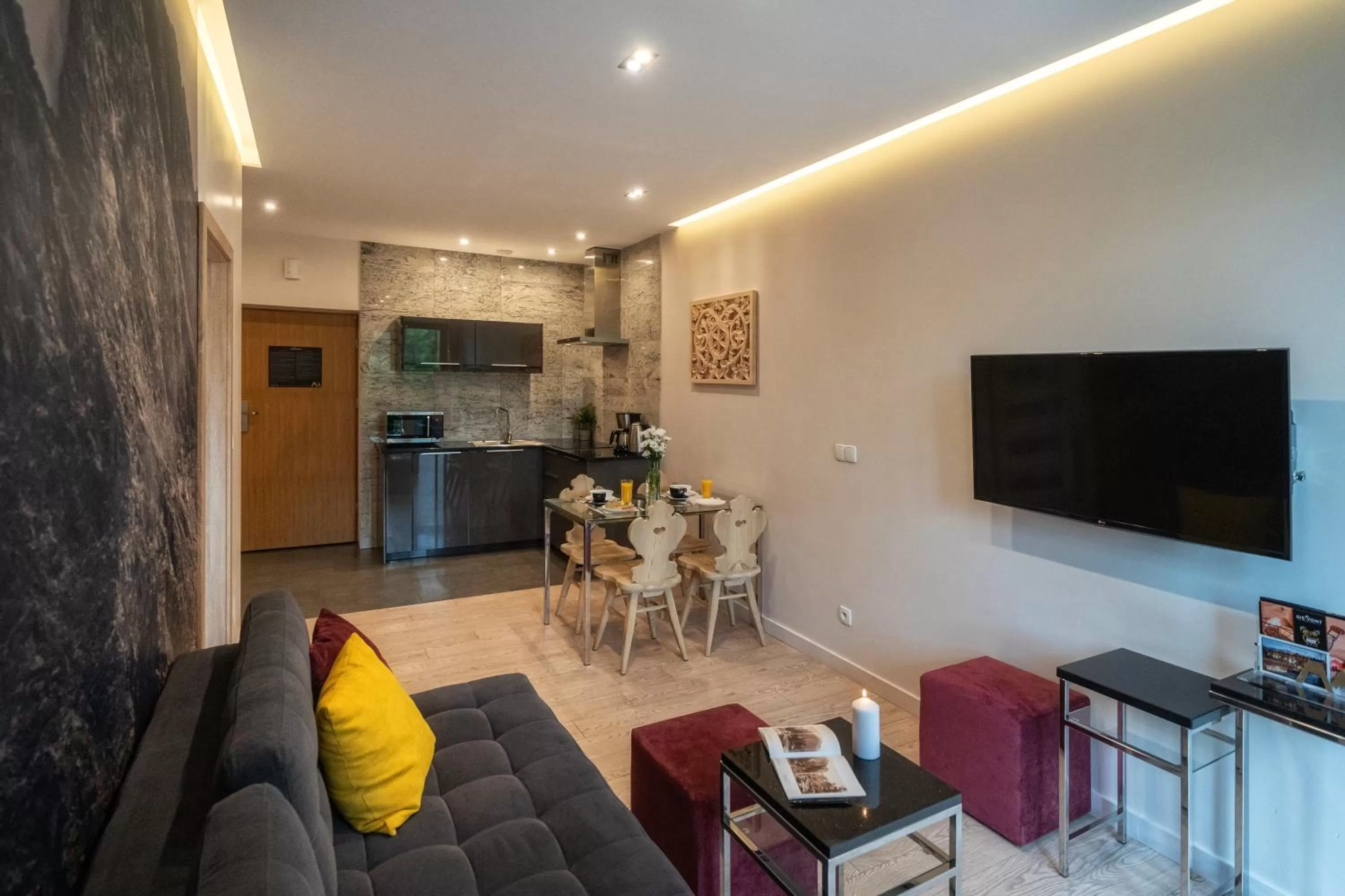 Communal lounge/ TV room in Aparthotel Giewont