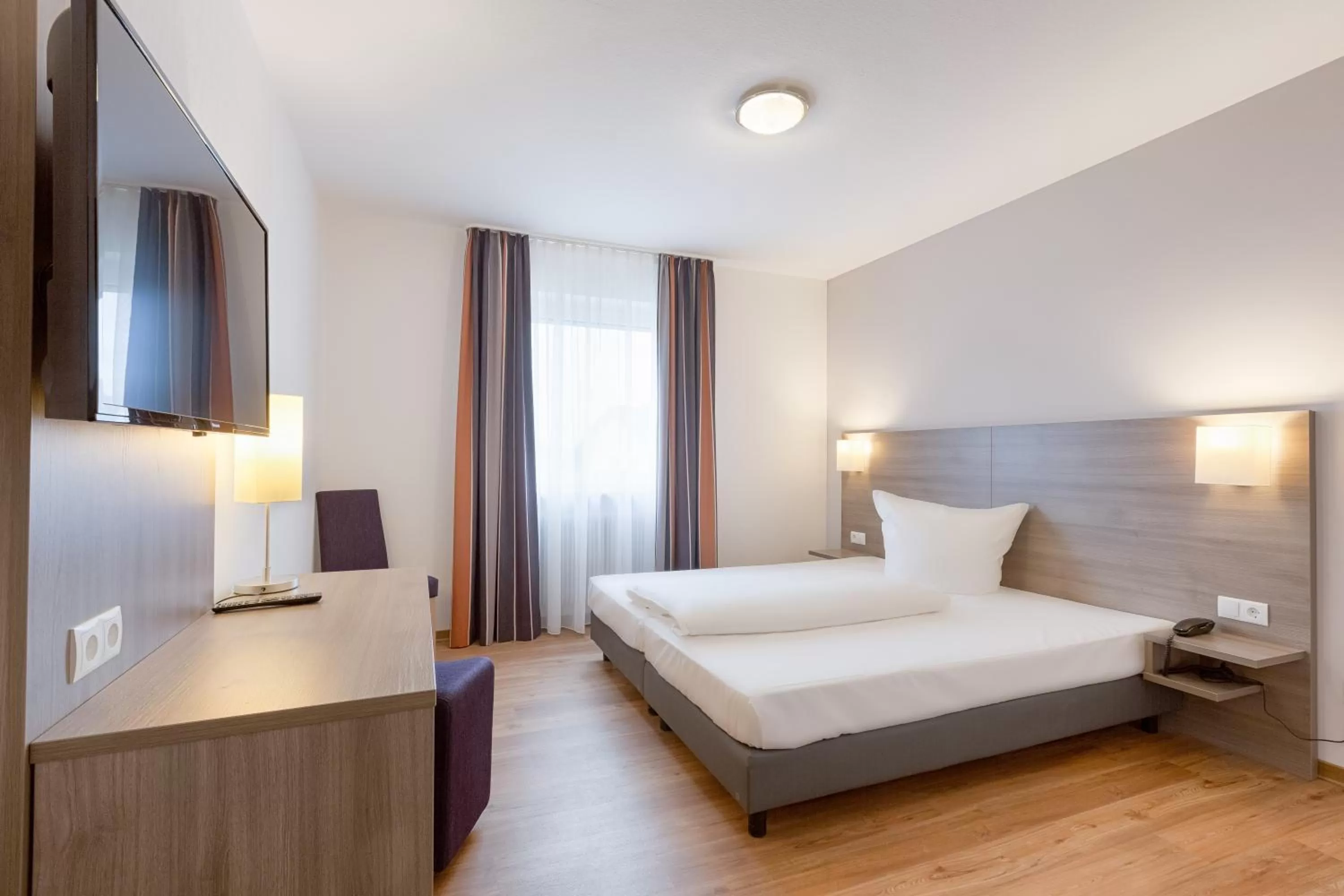 Photo of the whole room, Bed in Bamberg Inn