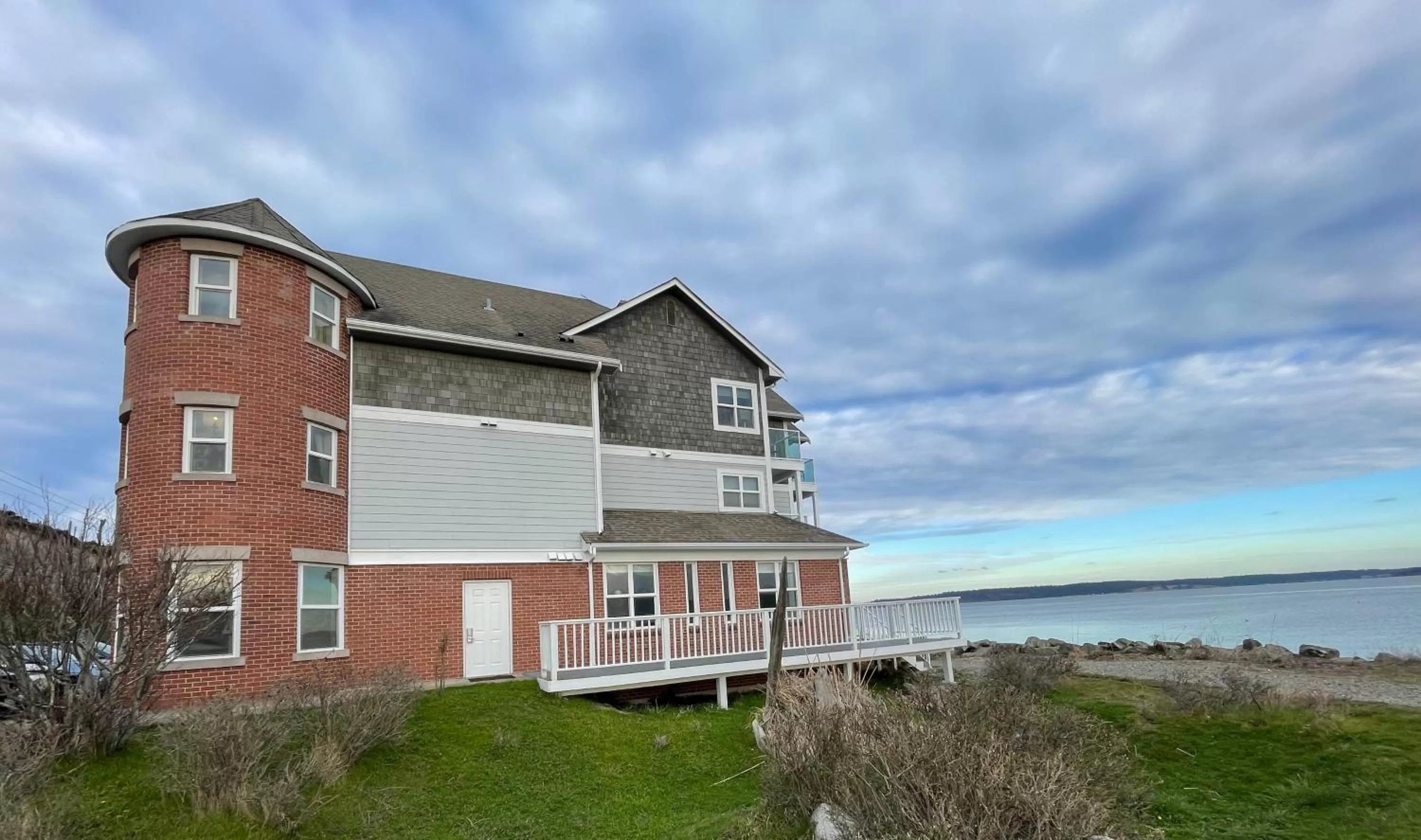 Property building in Tides Inn & Suites