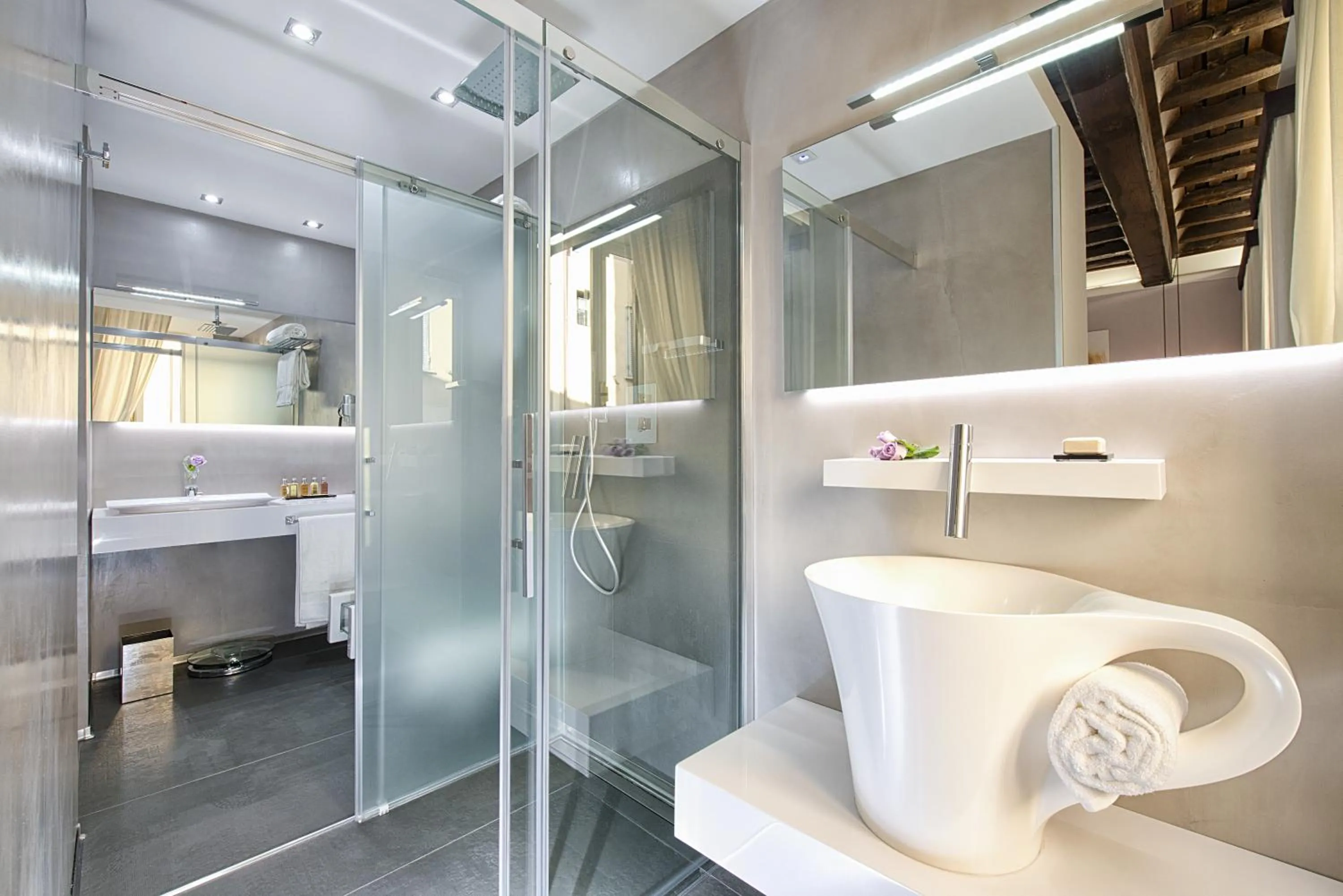 Shower in Domus Libera