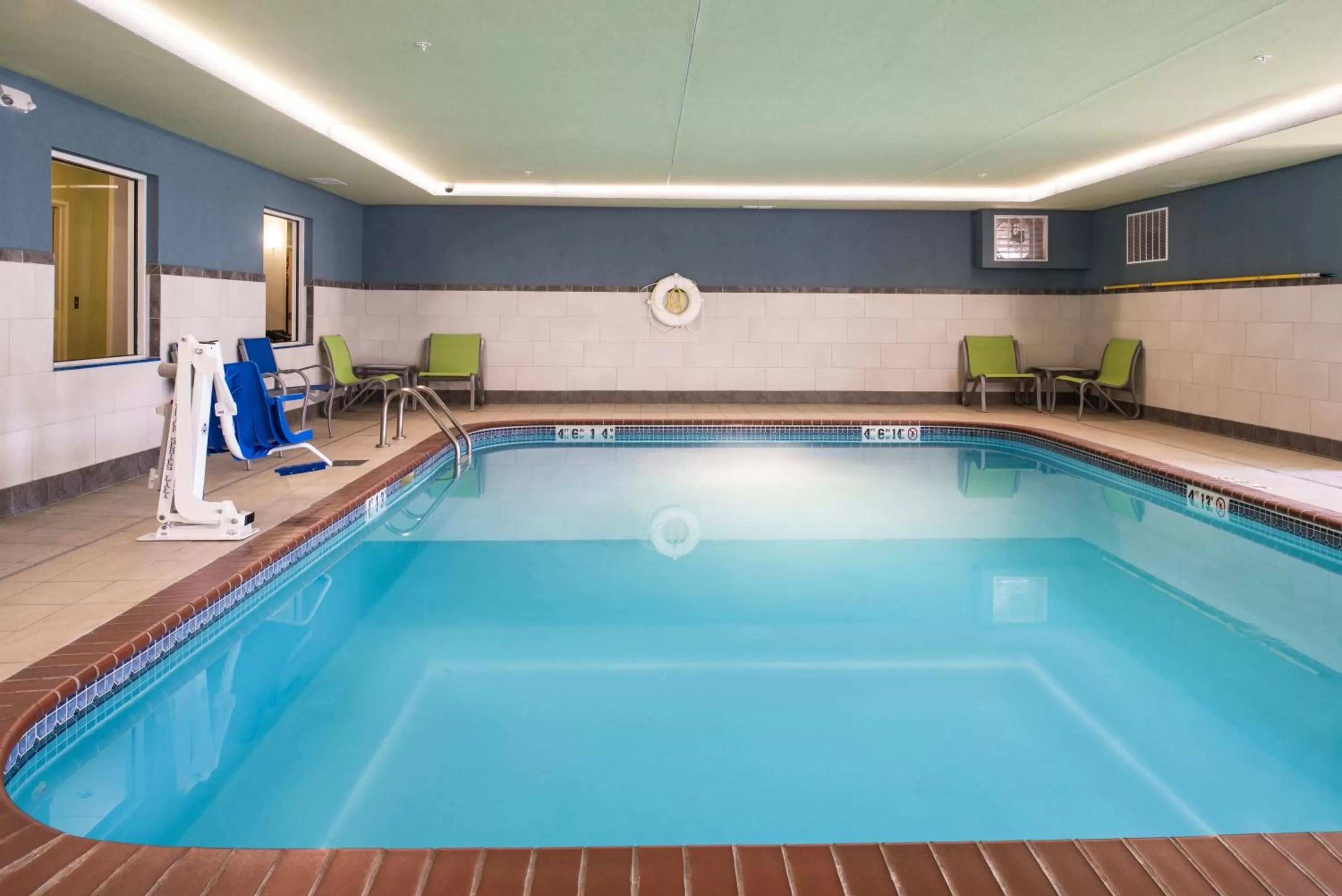 Swimming pool in Holiday Inn Express Hotel & Suites Burlington by IHG