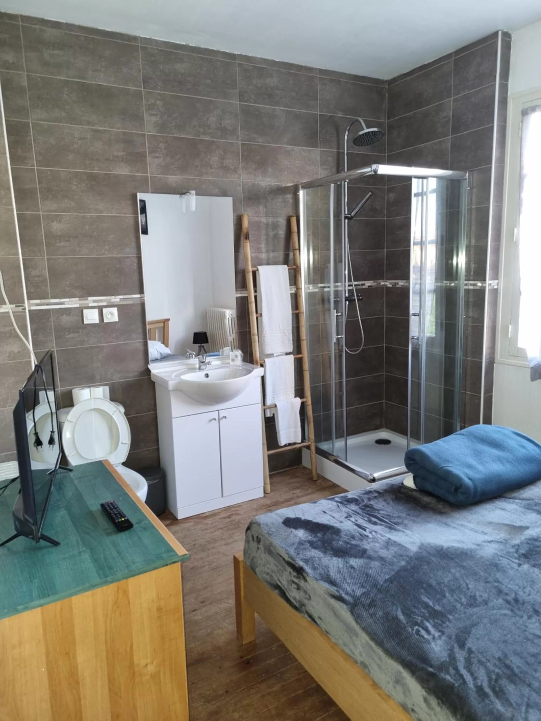 Bed in Hotel Café de la Gare