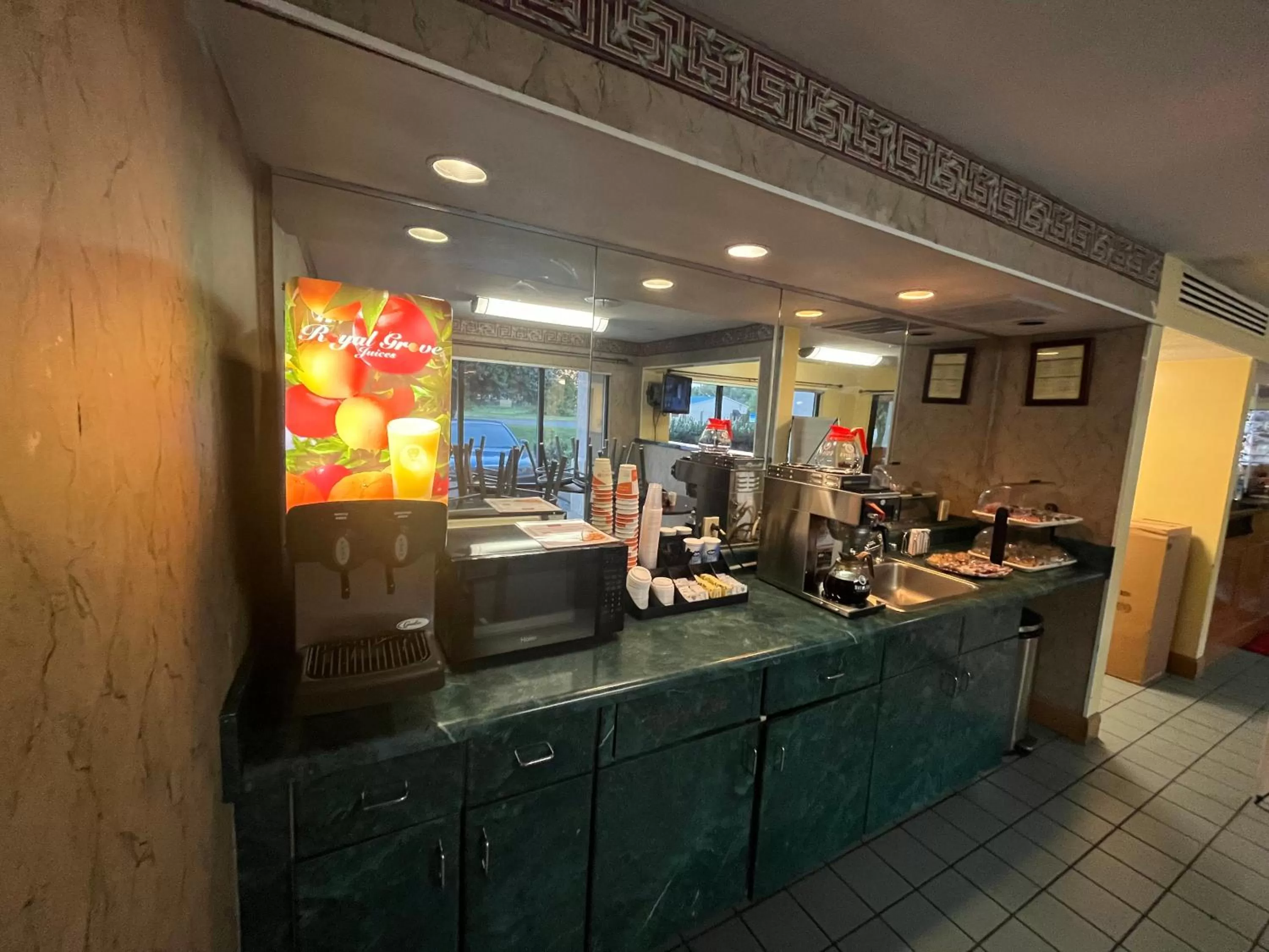 Breakfast in Econo Lodge Inn & Suites Murfreesboro Shopping District