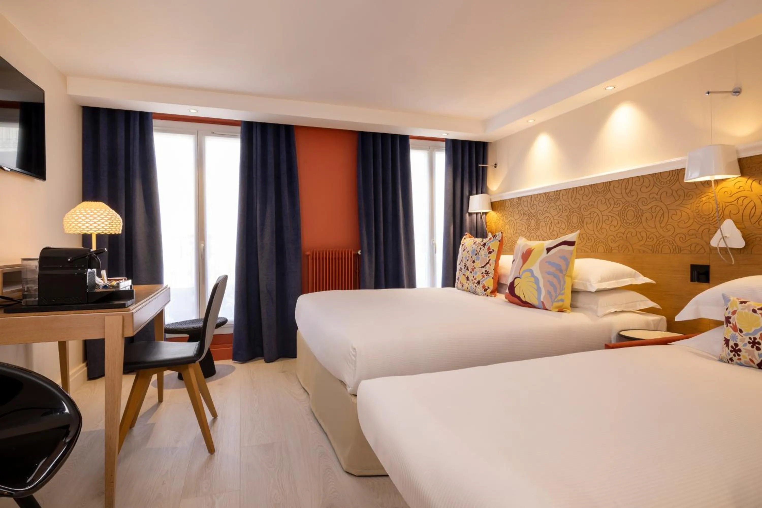 Bed in Hotel Elysees 8