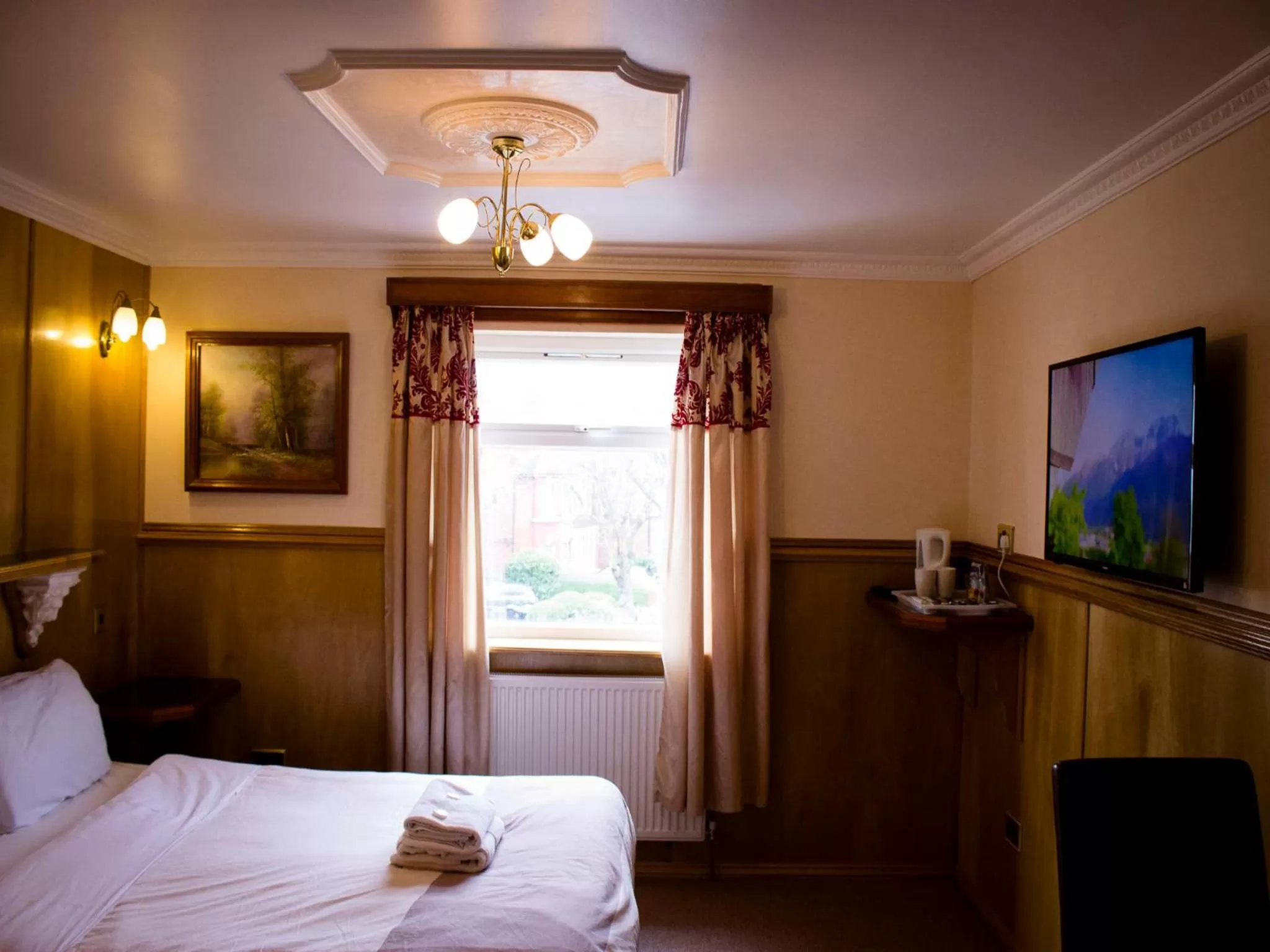 Photo of the whole room, Bed in Cricklewood Lodge Hotel