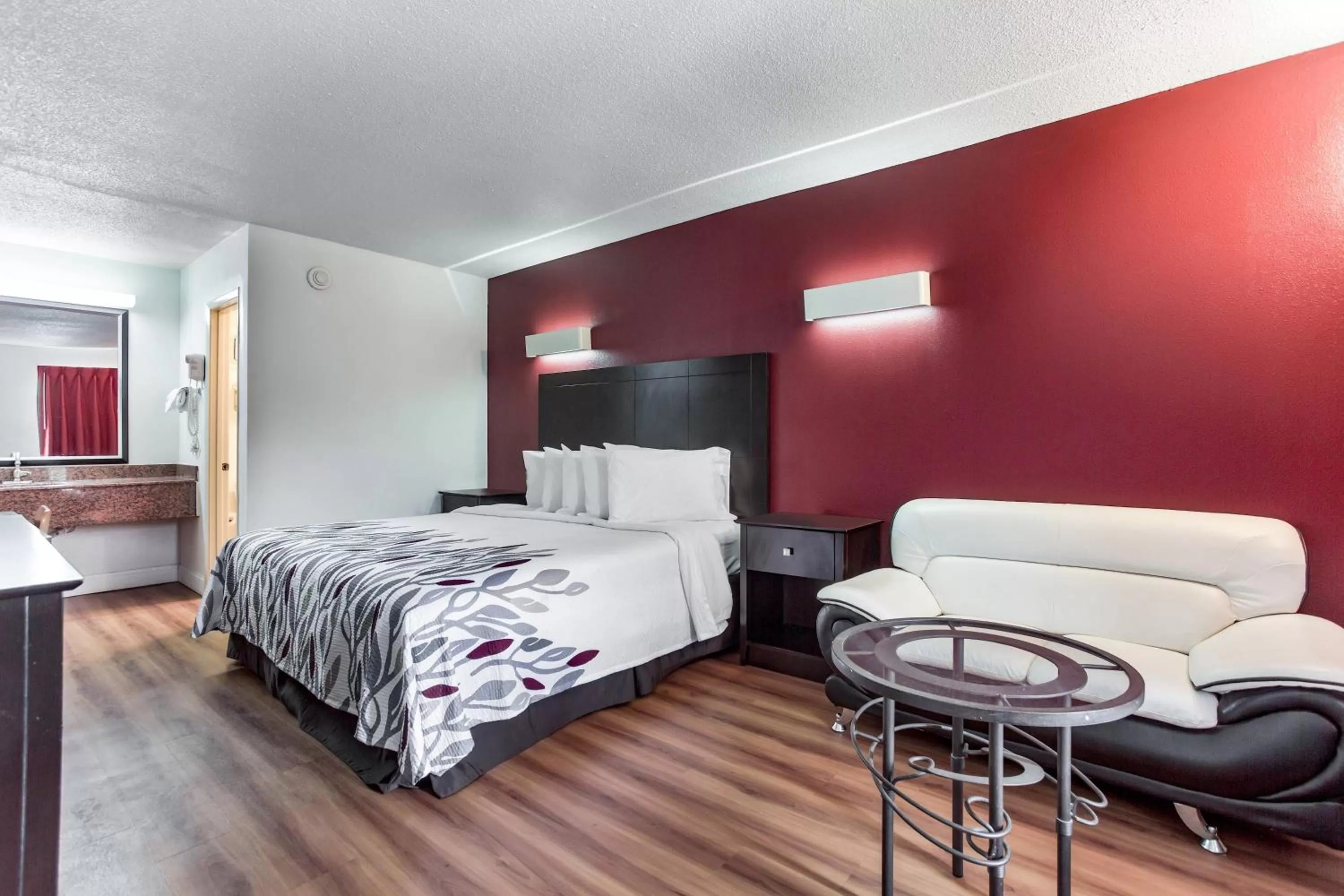 Photo of the whole room, Bed in Red Roof Inn Monteagle - I-24