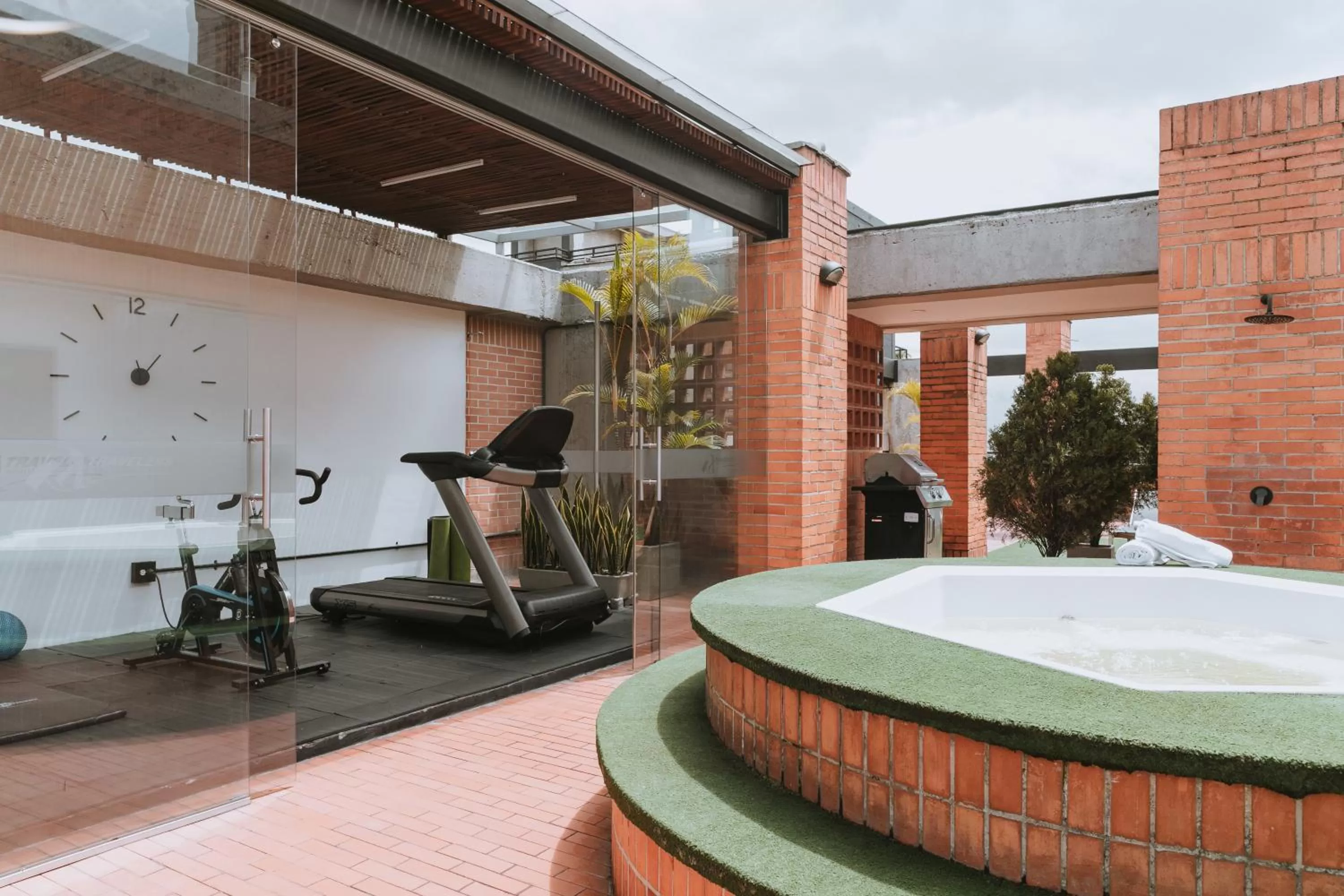 Hot Tub in Travelers Orange Suites