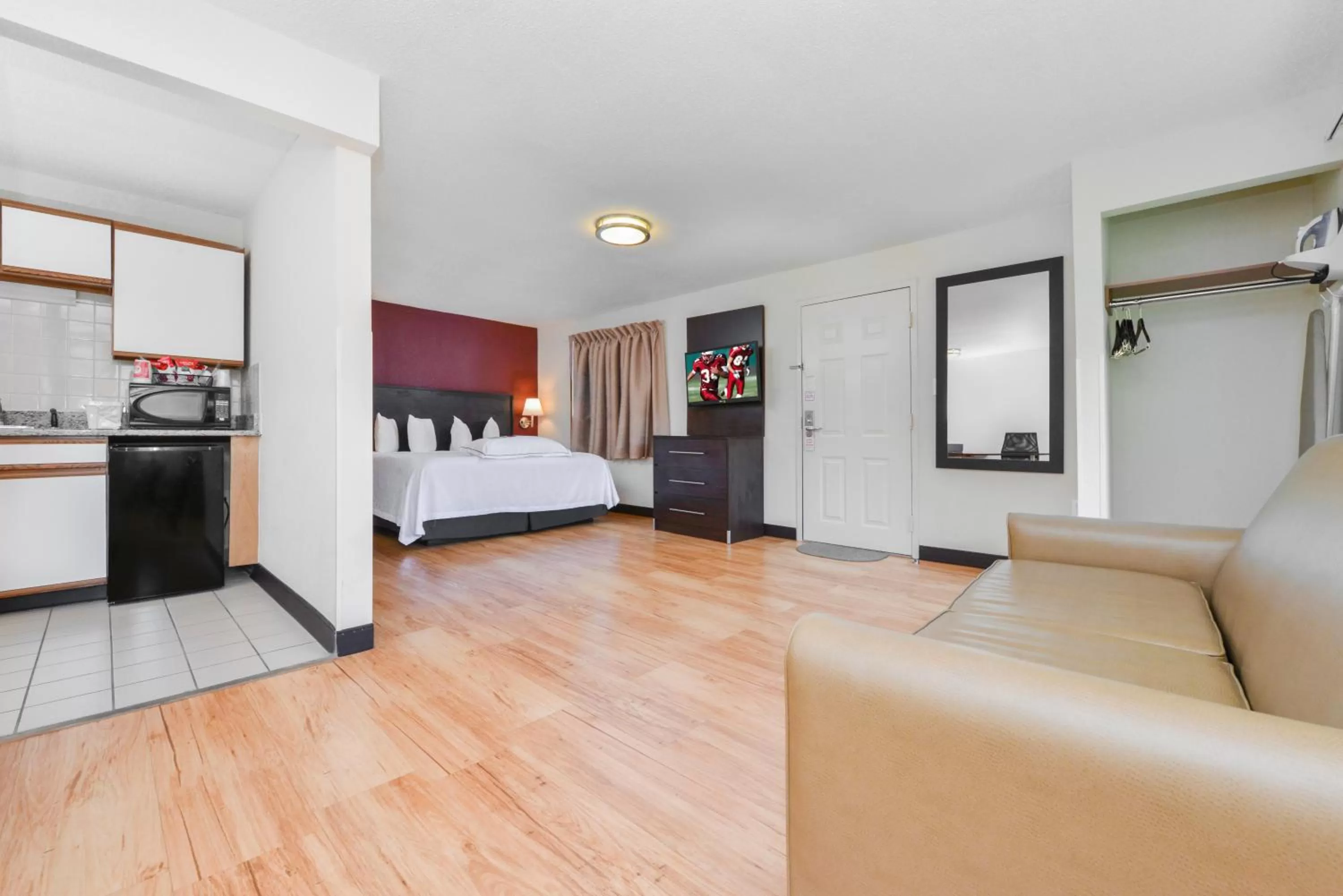 Photo of the whole room, Bed in Red Roof Inn PLUS+ & Suites Guilford