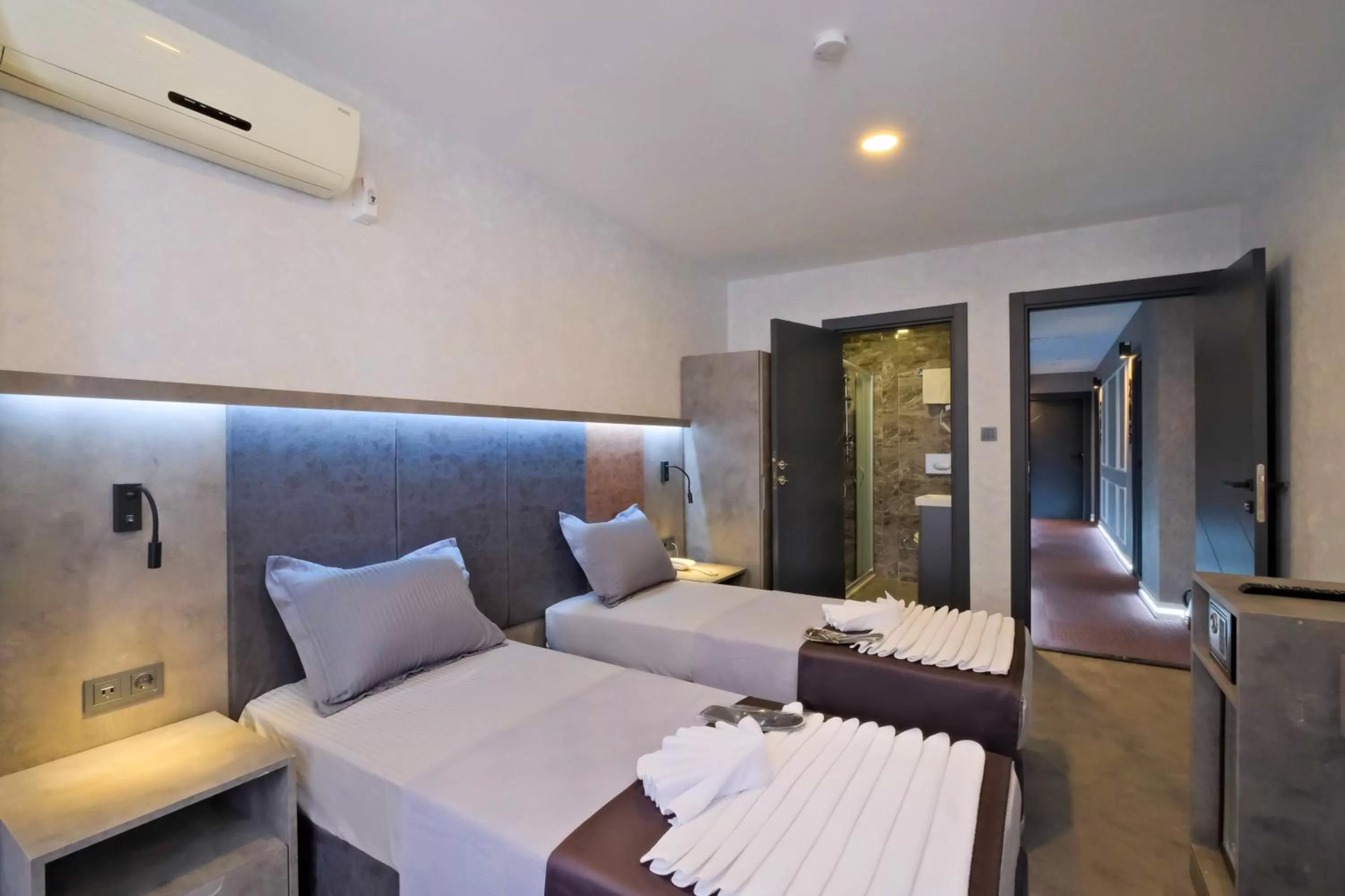 Bed in The Queen Hotel