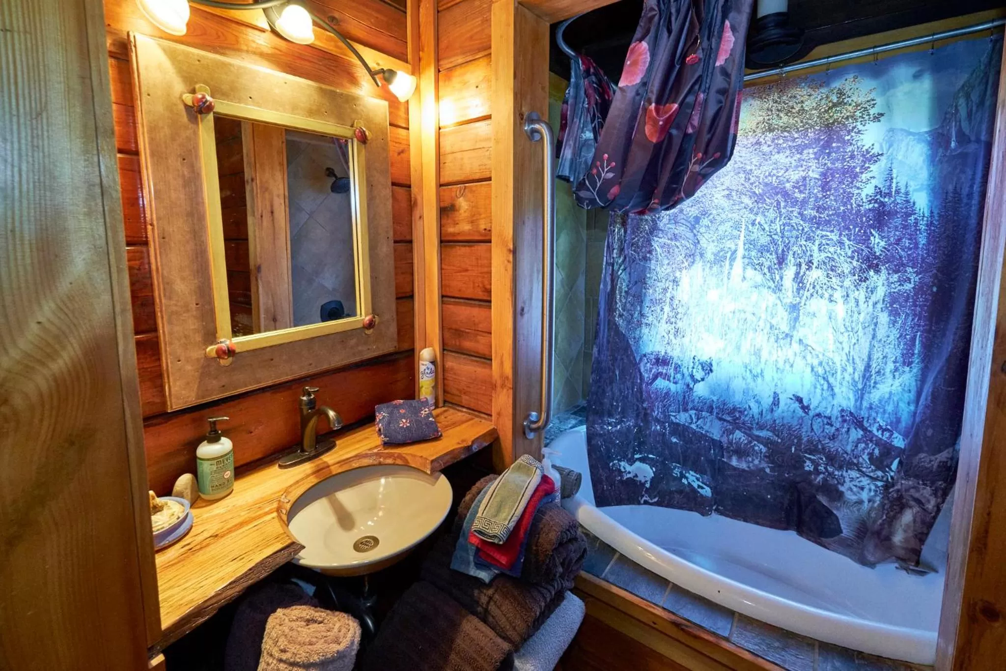 Bathroom in Creekwalk Inn Bed and Breakfast with Cabins