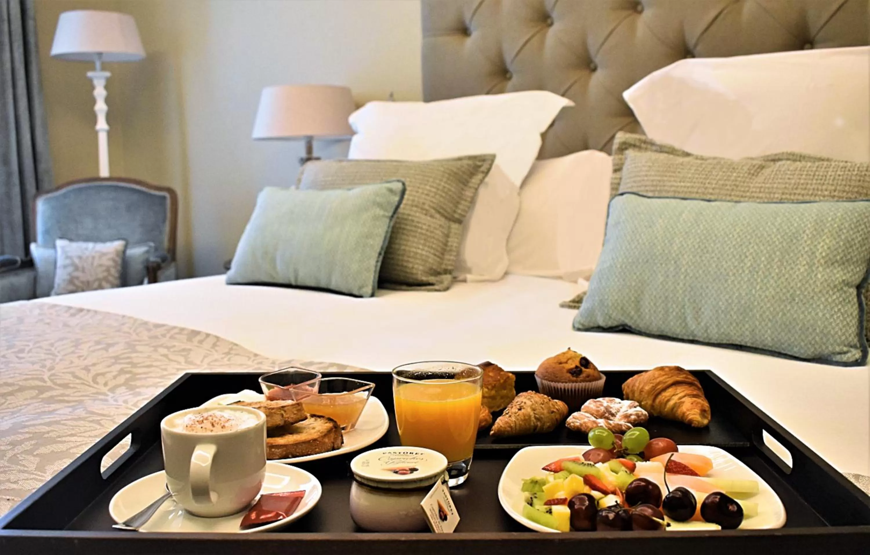 Food and drinks, Bed in Lamaro Hotel