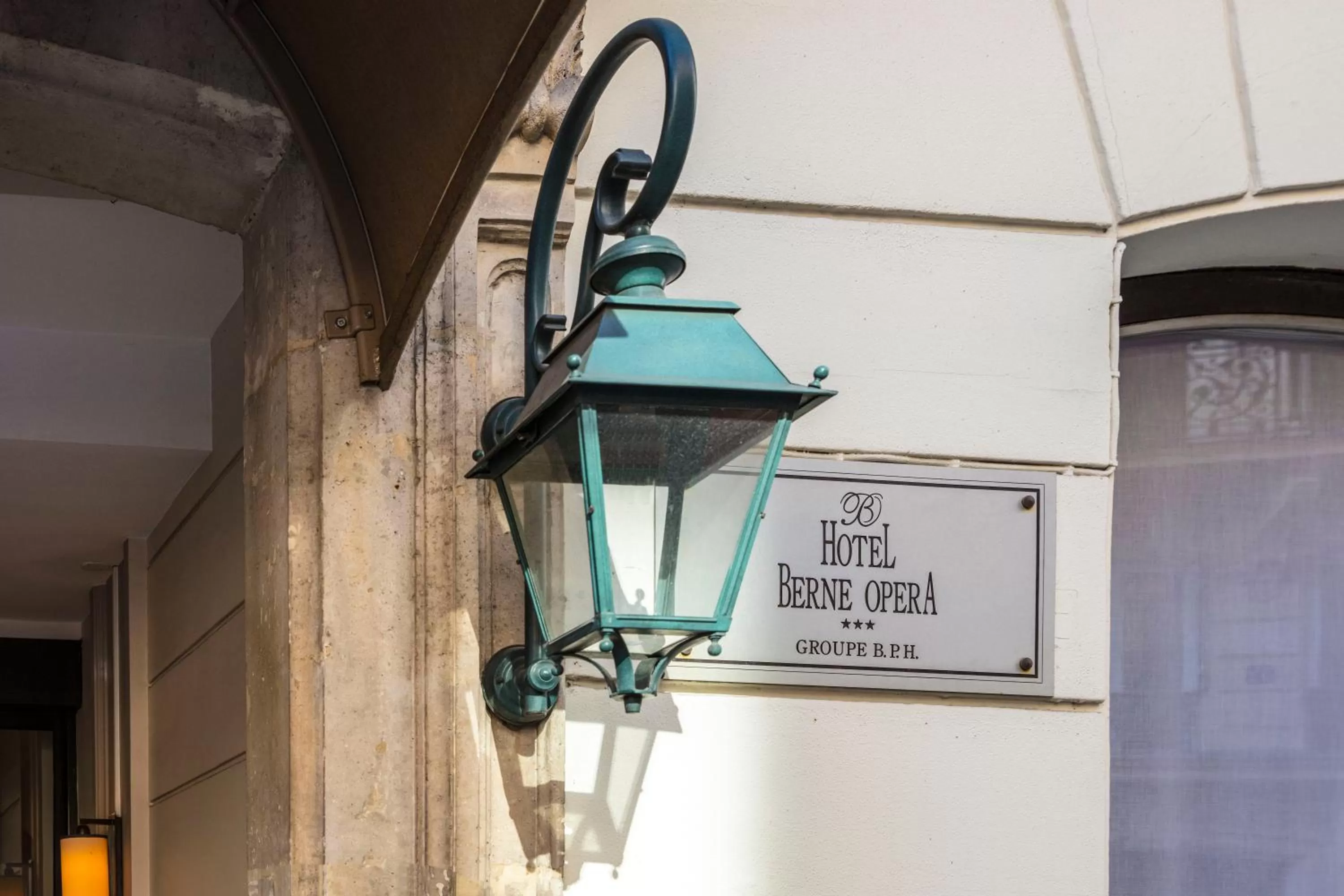 Facade/entrance in Hotel Berne Opera