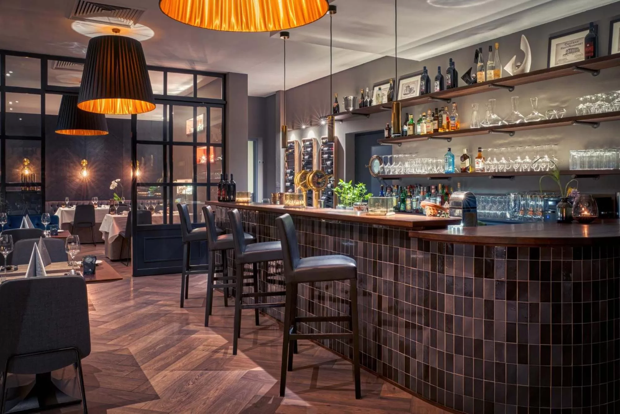 Restaurant/places to eat in Hotel Yachtclub