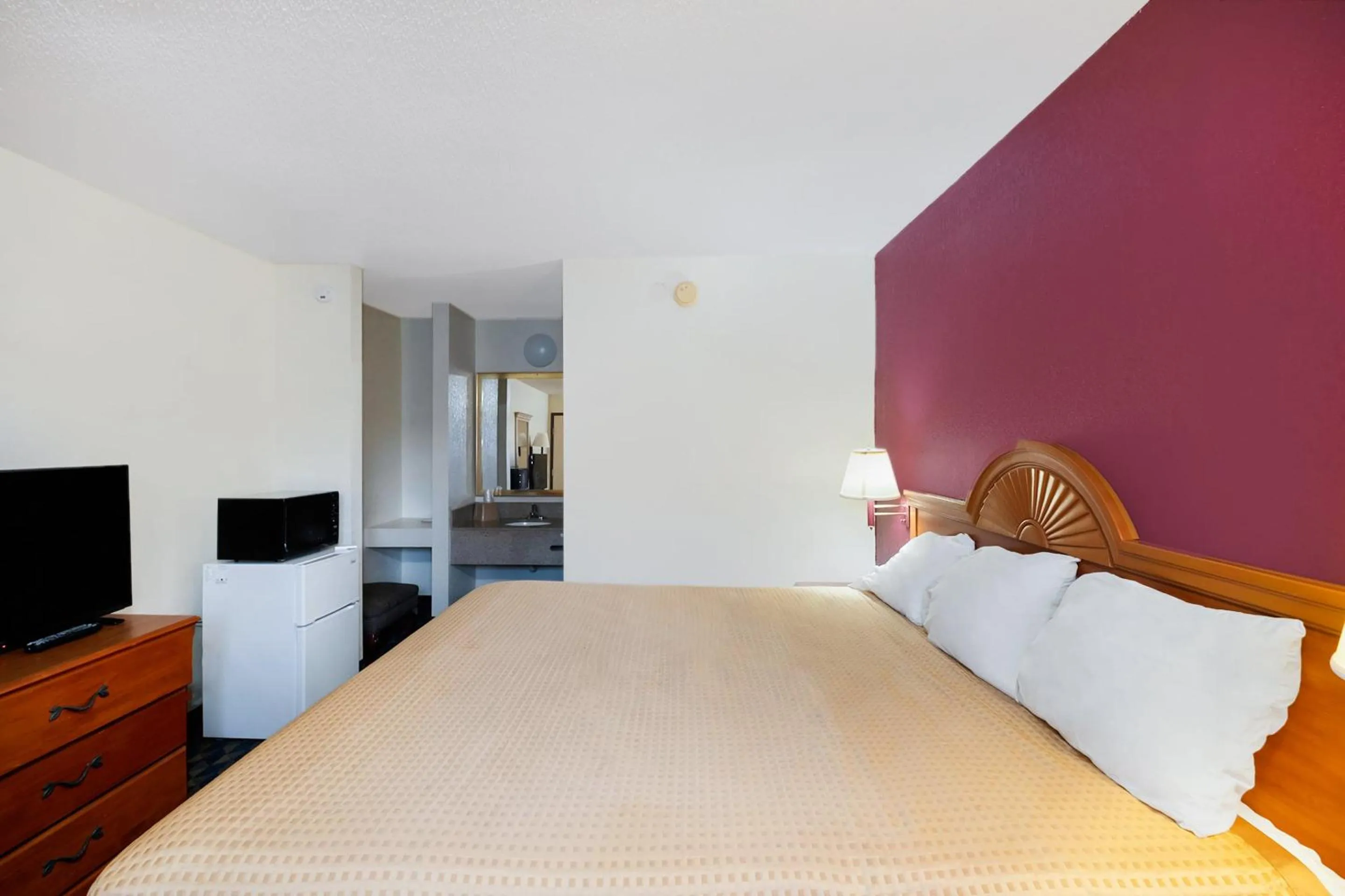 Bedroom, Bed in OYO Hotel Manning SC