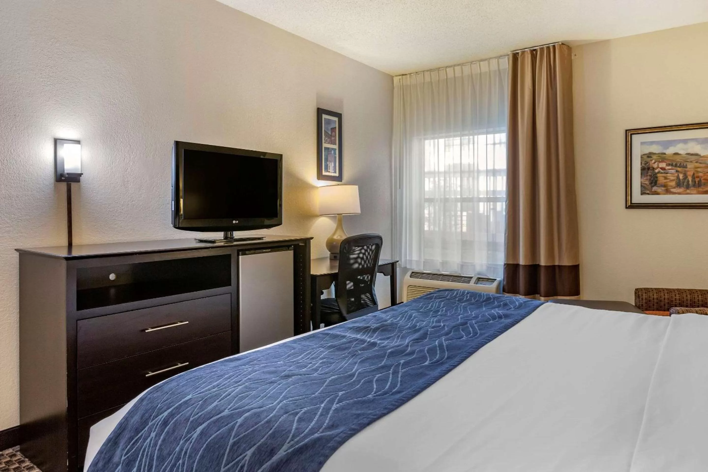 Photo of the whole room, Bed in Comfort Inn Wings Stadium