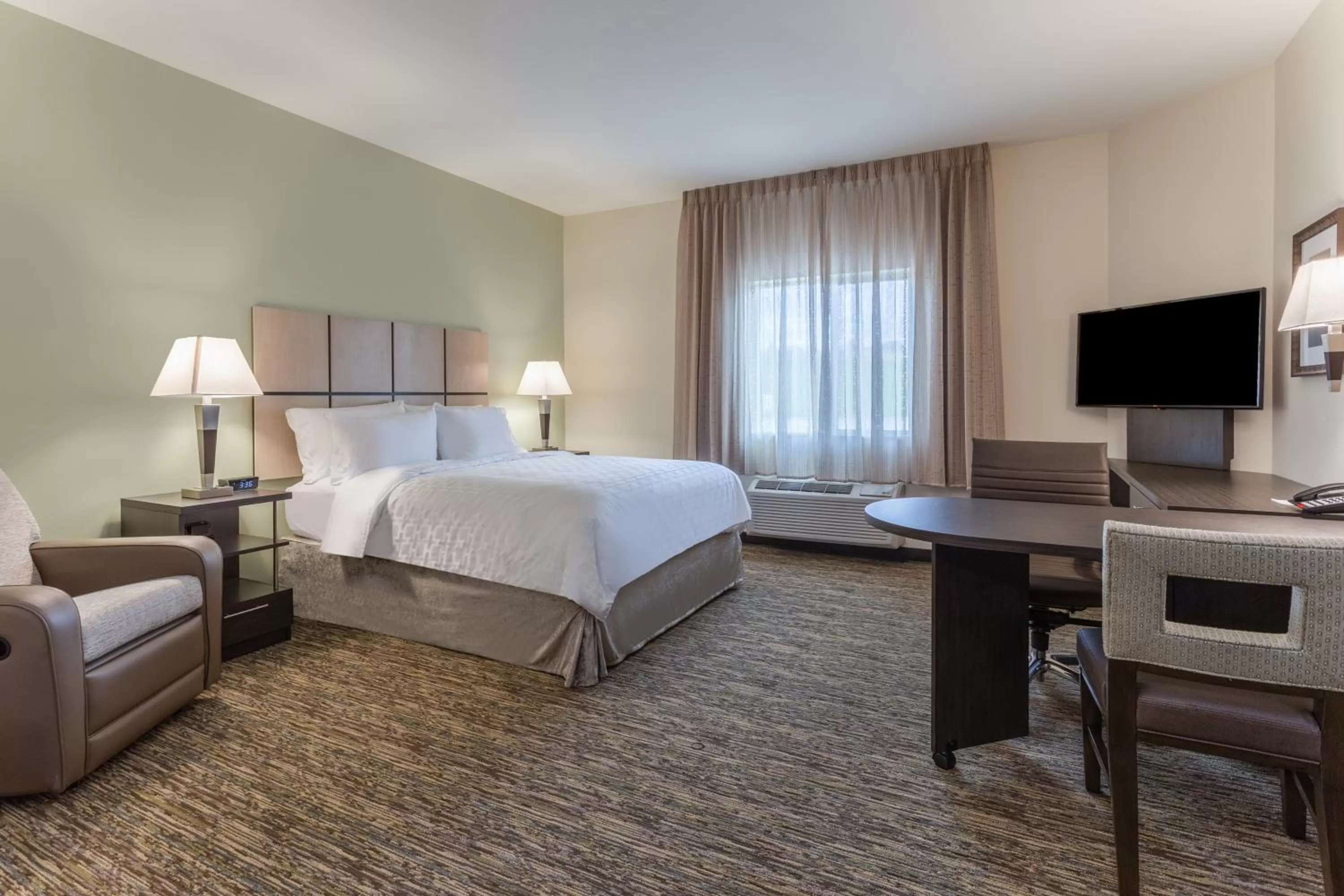 Photo of the whole room, Bed in Candlewood Suites - Davenport by IHG