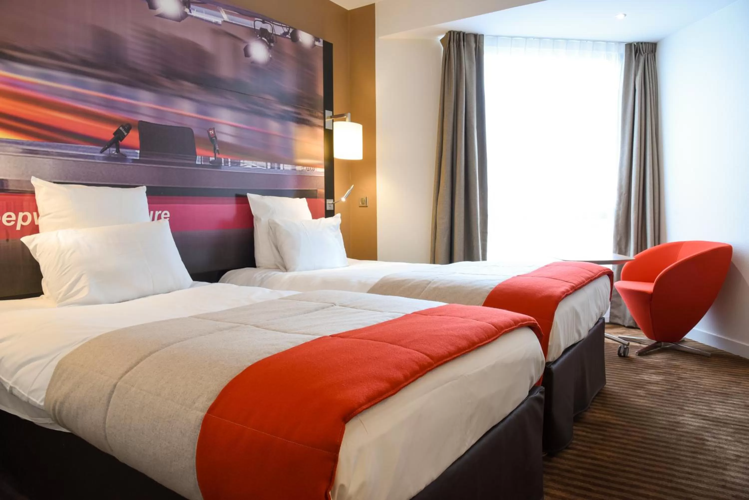 Bed in Mercure Paris Boulogne