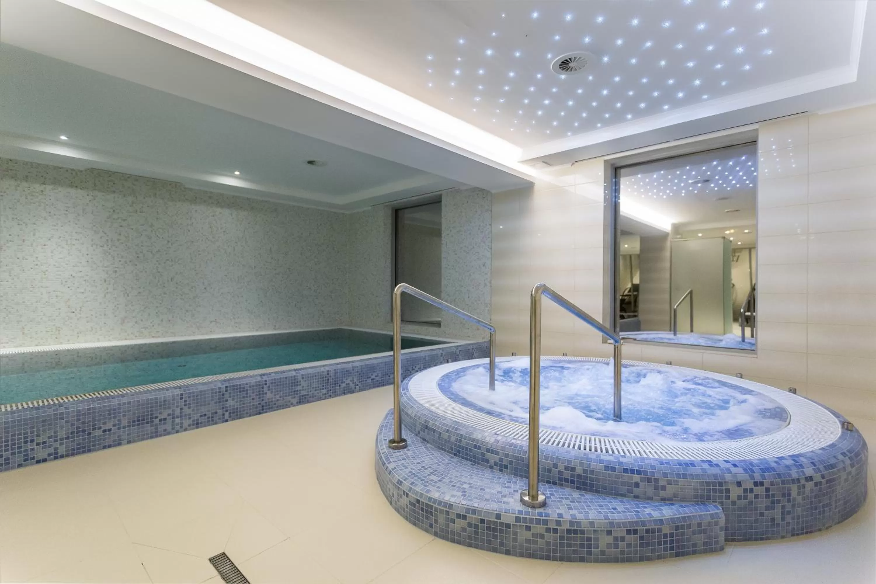 Hot Tub in Outlet Hotel Polgár