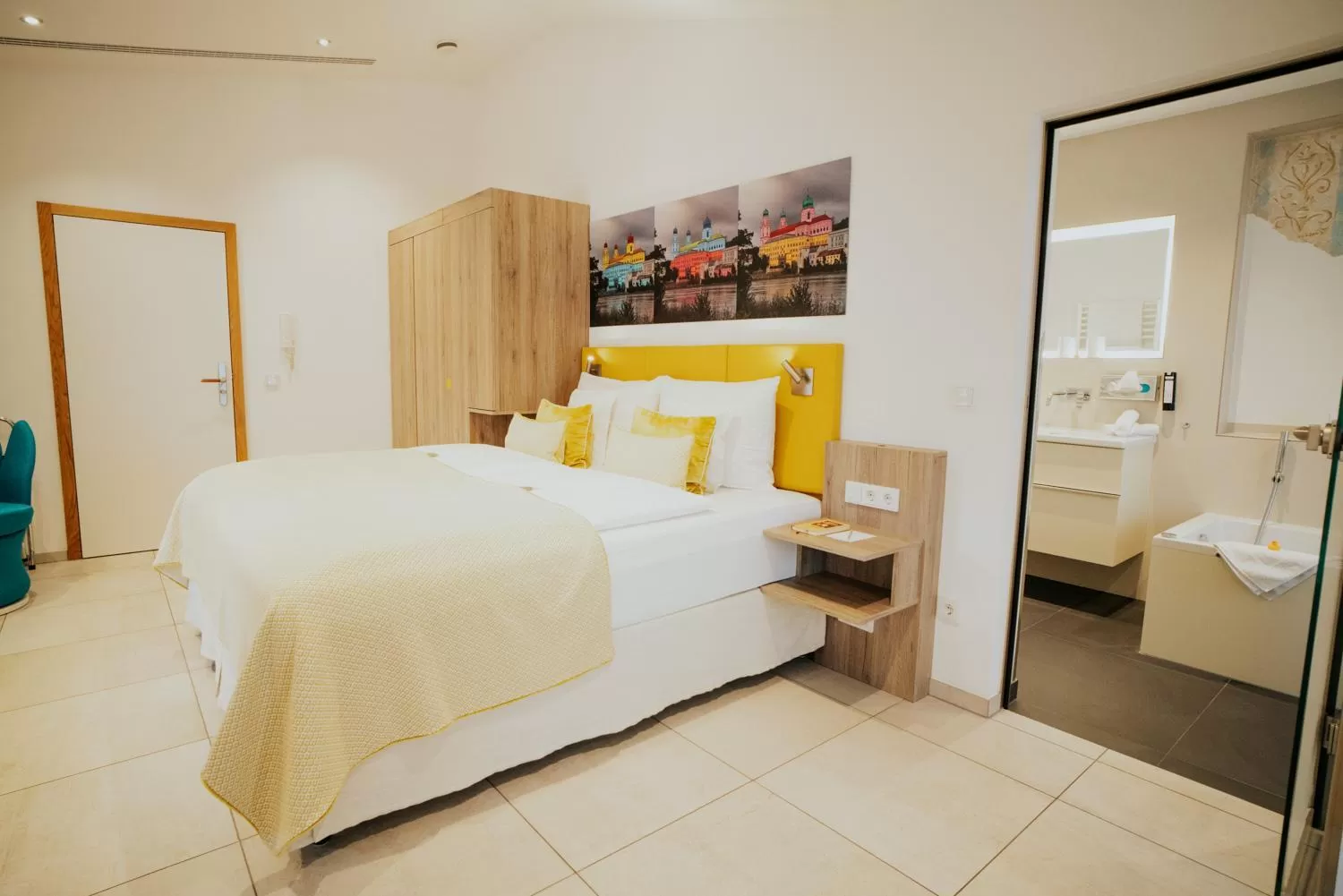 Photo of the whole room, Bed in Passau - Suites