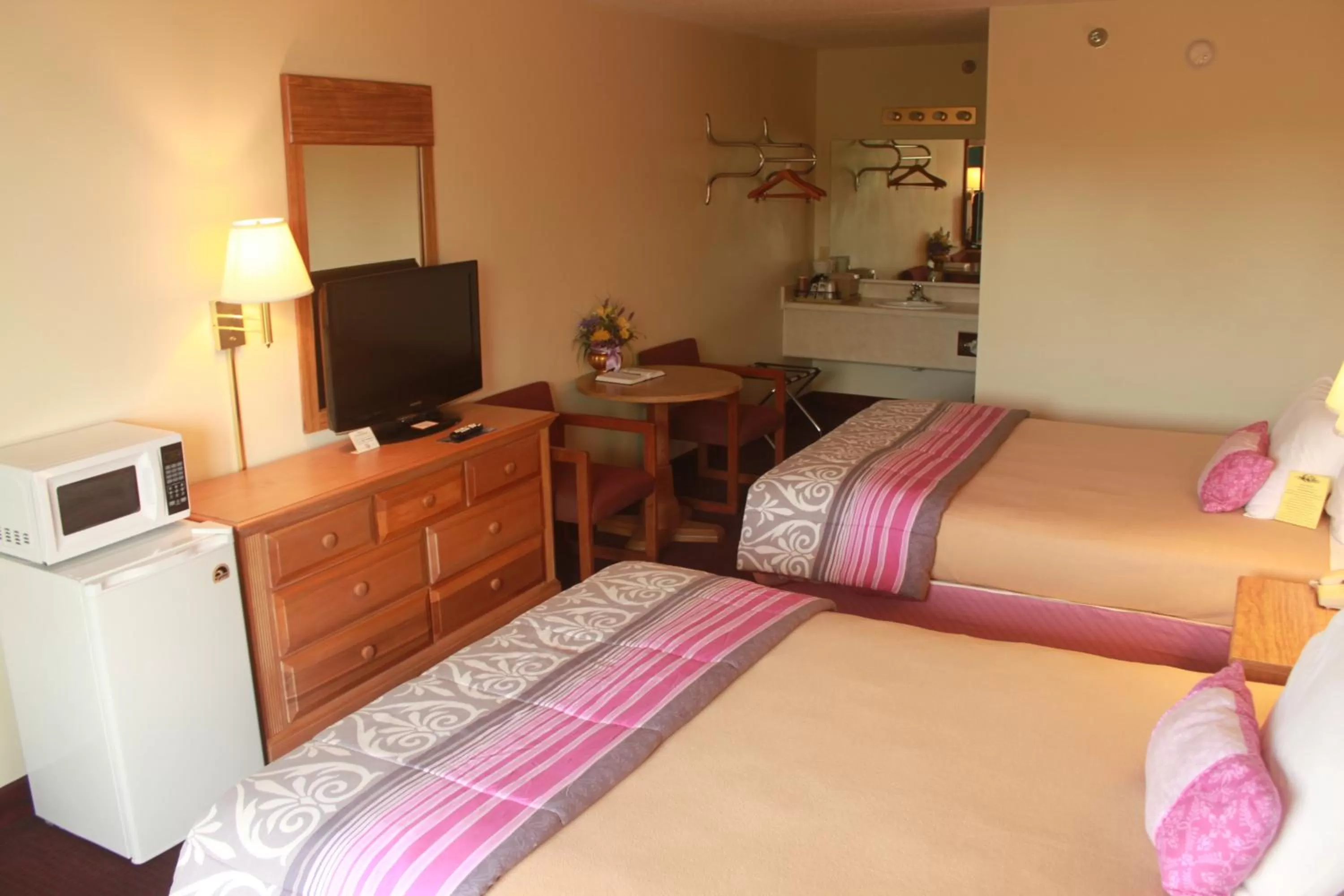 Communal lounge/ TV room, Bed in Ozark Valley Inn