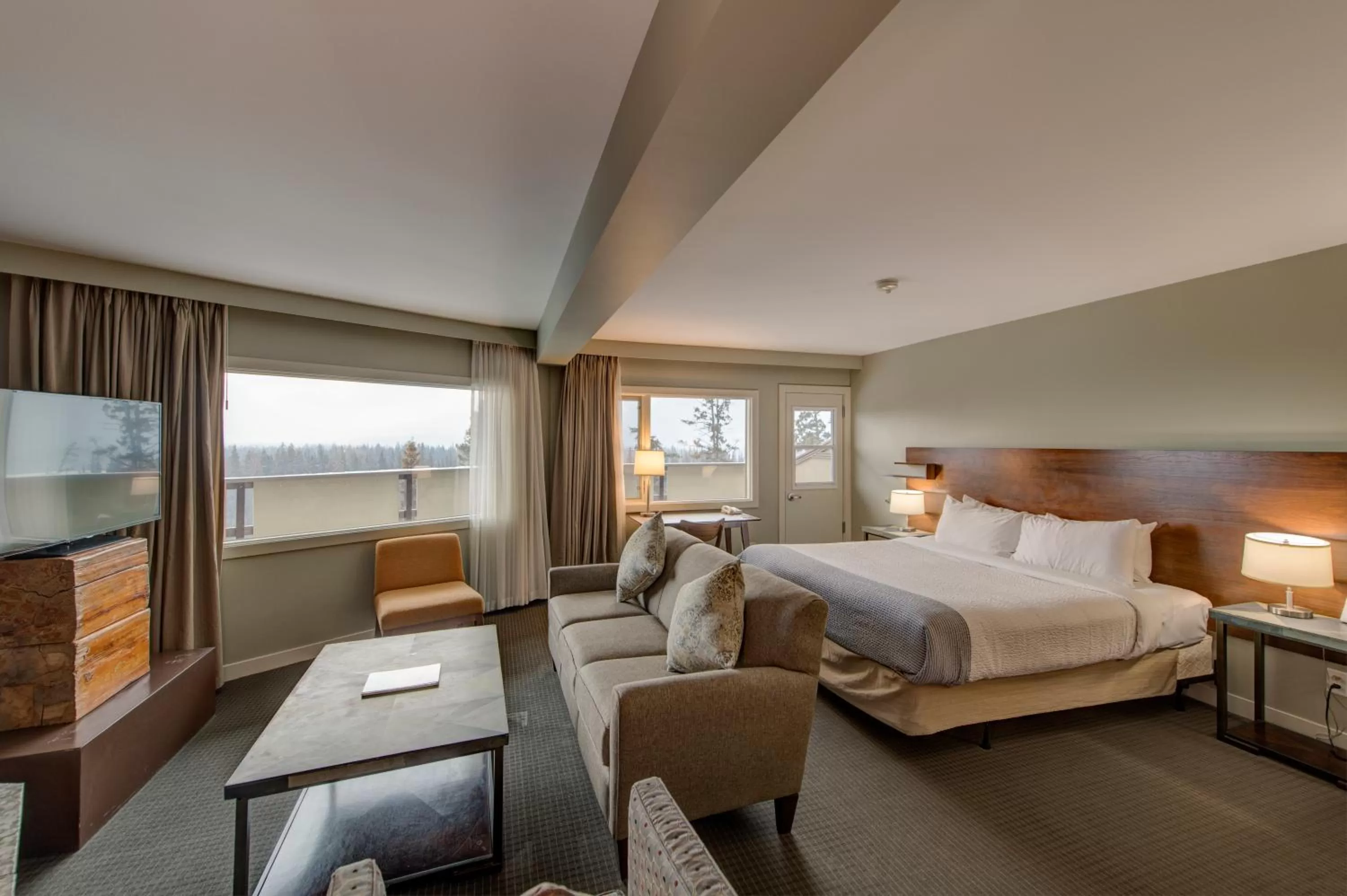 TV and multimedia, Bed in The Juniper Hotel & Bistro