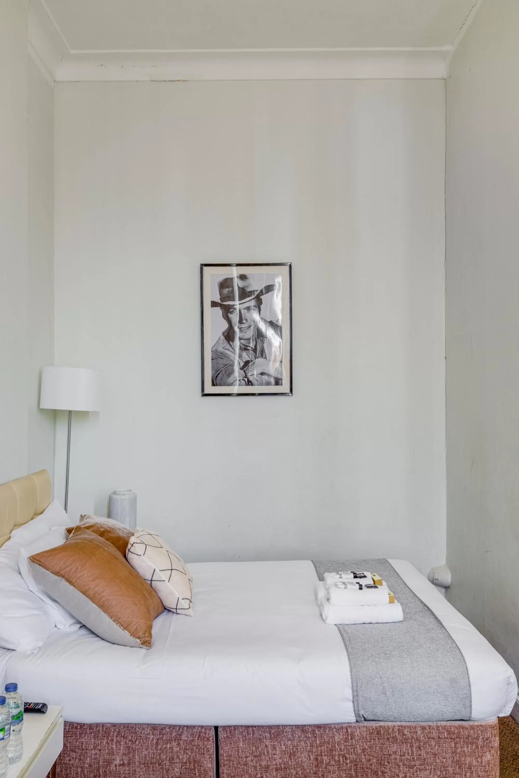 Bed in 1 Lexham Gardens Hotel