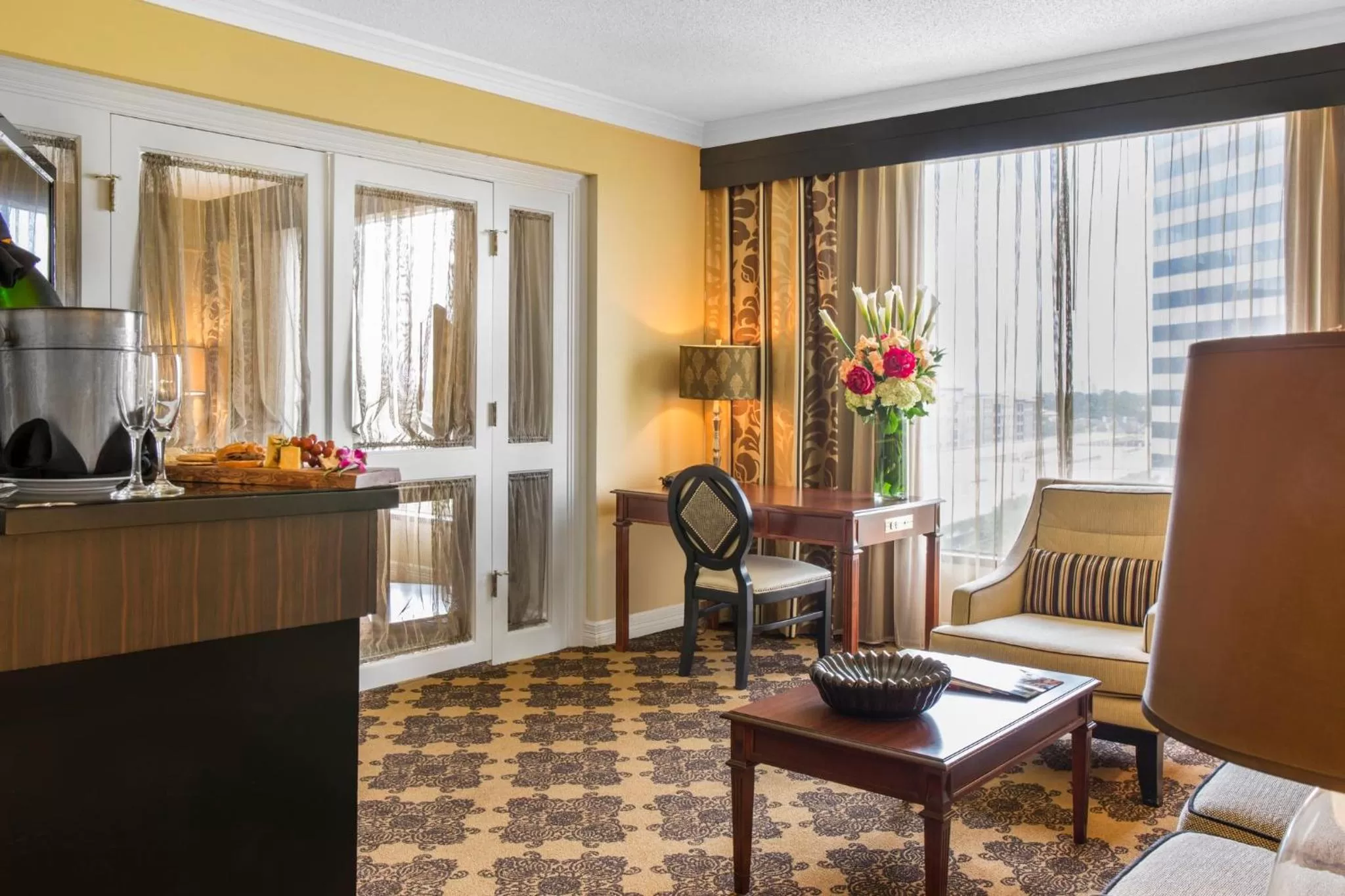 Living room in Omni Houston Hotel