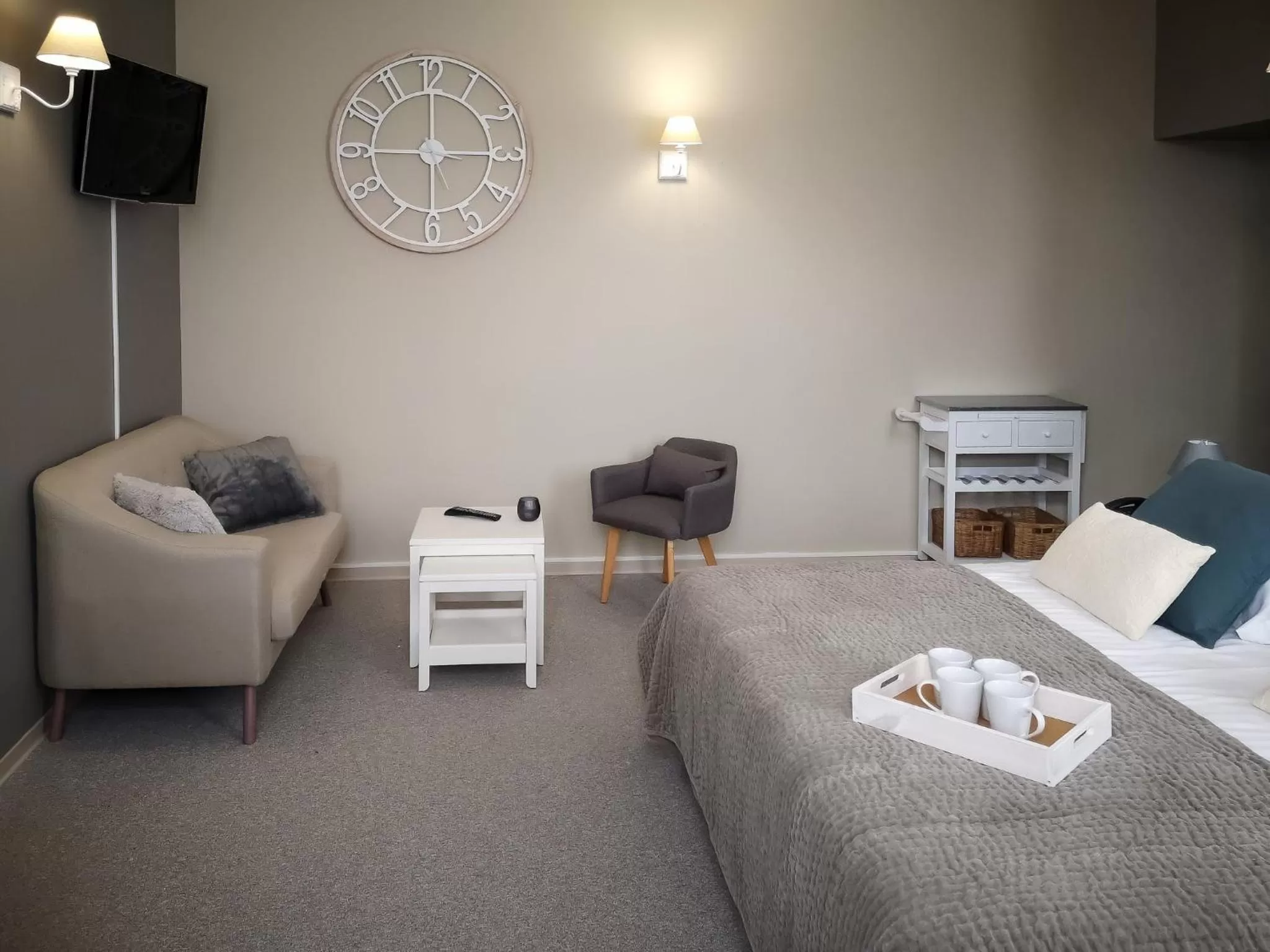 Seating area, Bed in Centre Bol Vert