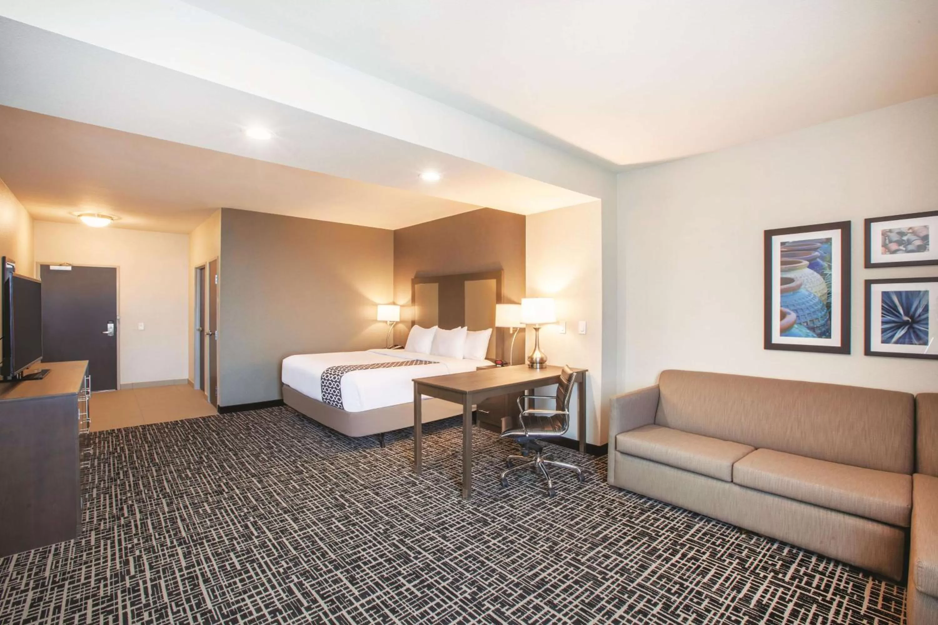 Photo of the whole room, Bed in La Quinta by Wyndham San Marcos Outlet Mall