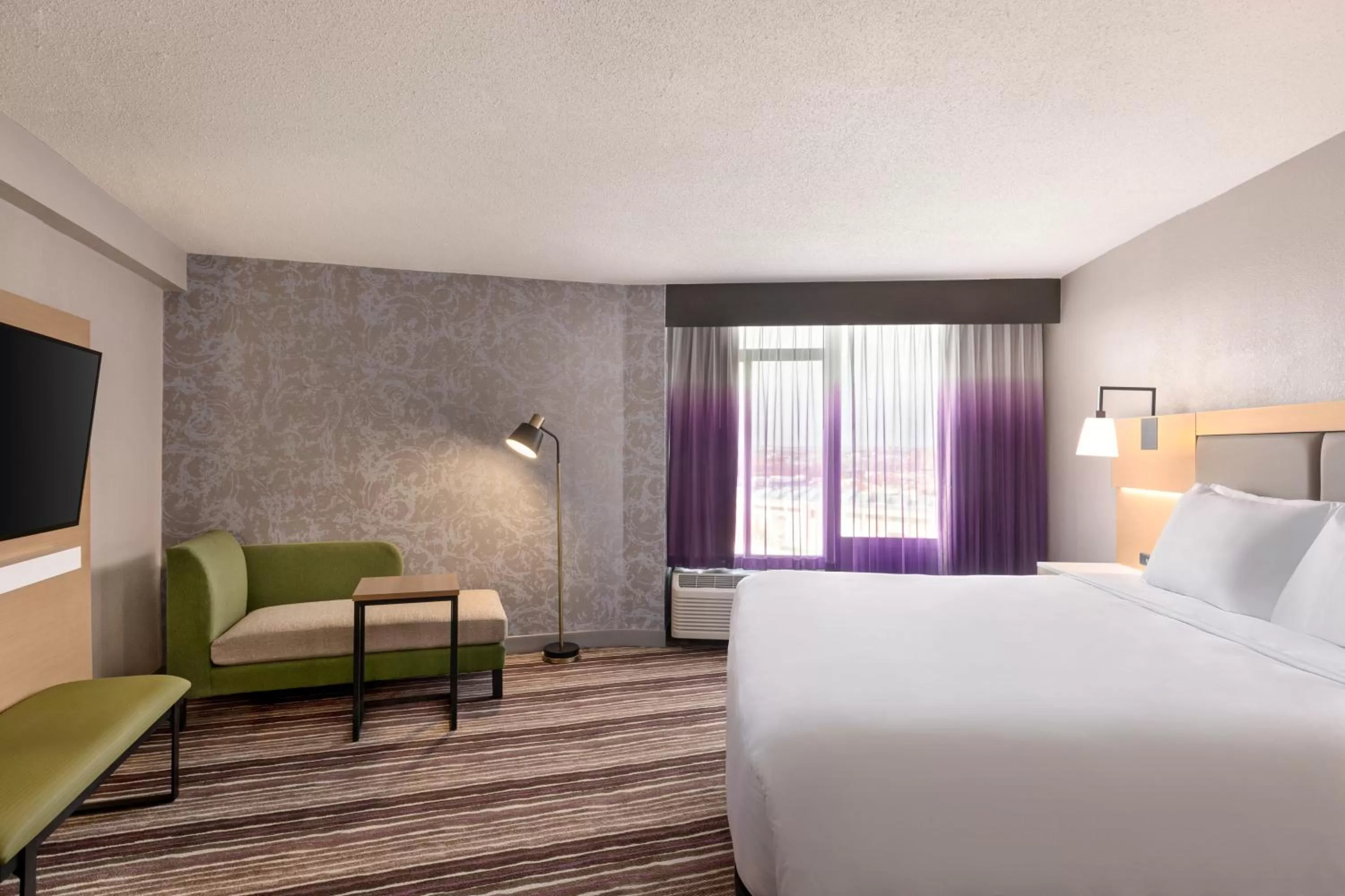 Guests, Bed in Holiday Inn Philadelphia Arpt-Stadium Area by IHG