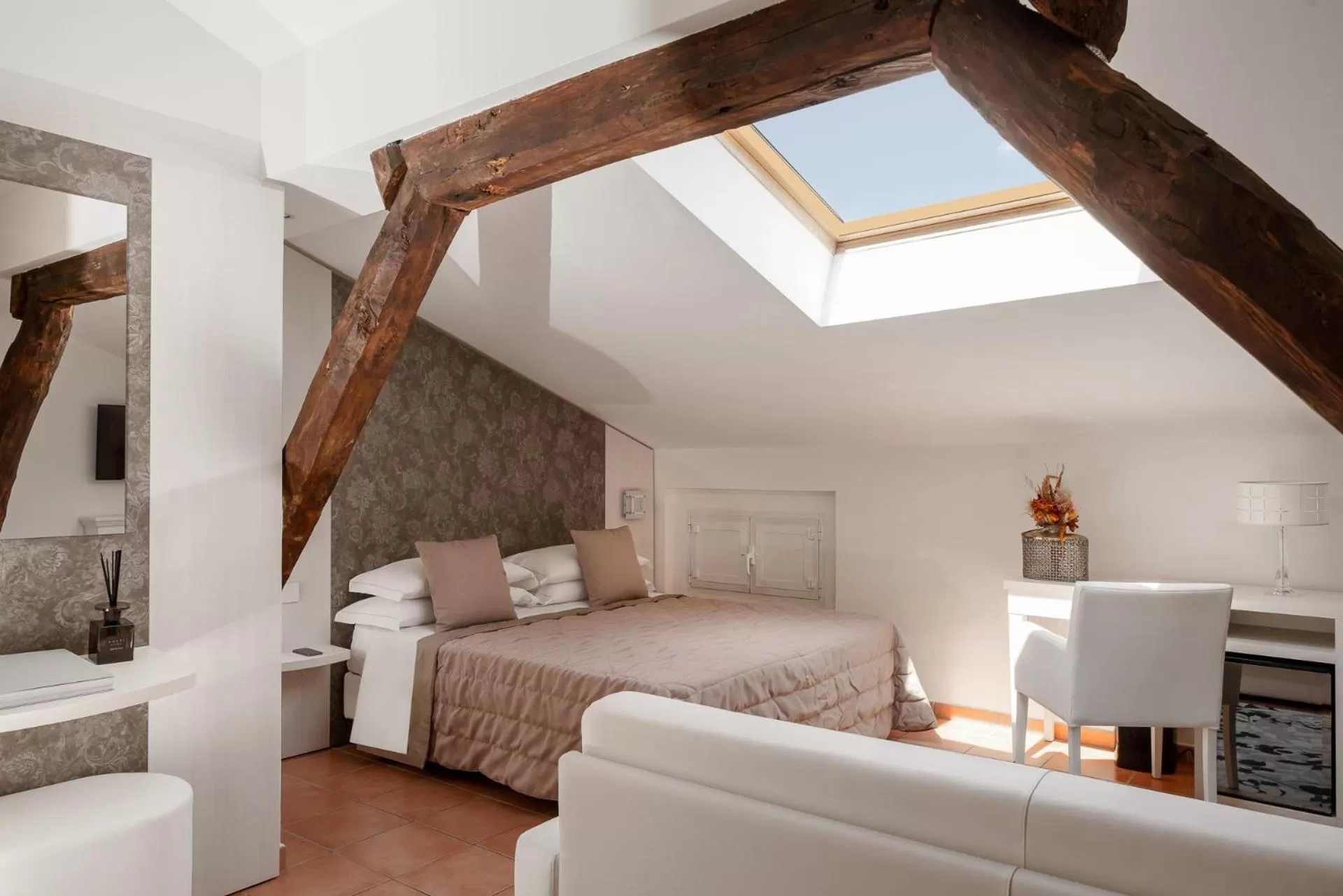 Living room, Bed in Albergo Rossini 1936