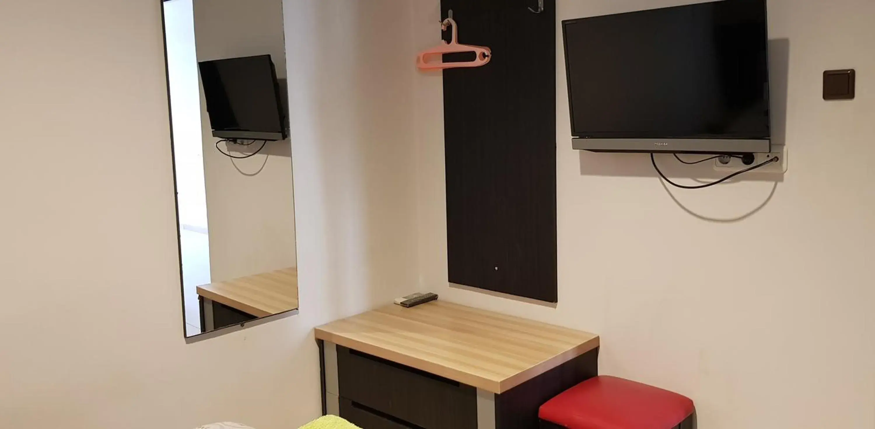 TV/Entertainment Center in iHome Residence TV/Entertainment Center in iHome Residence