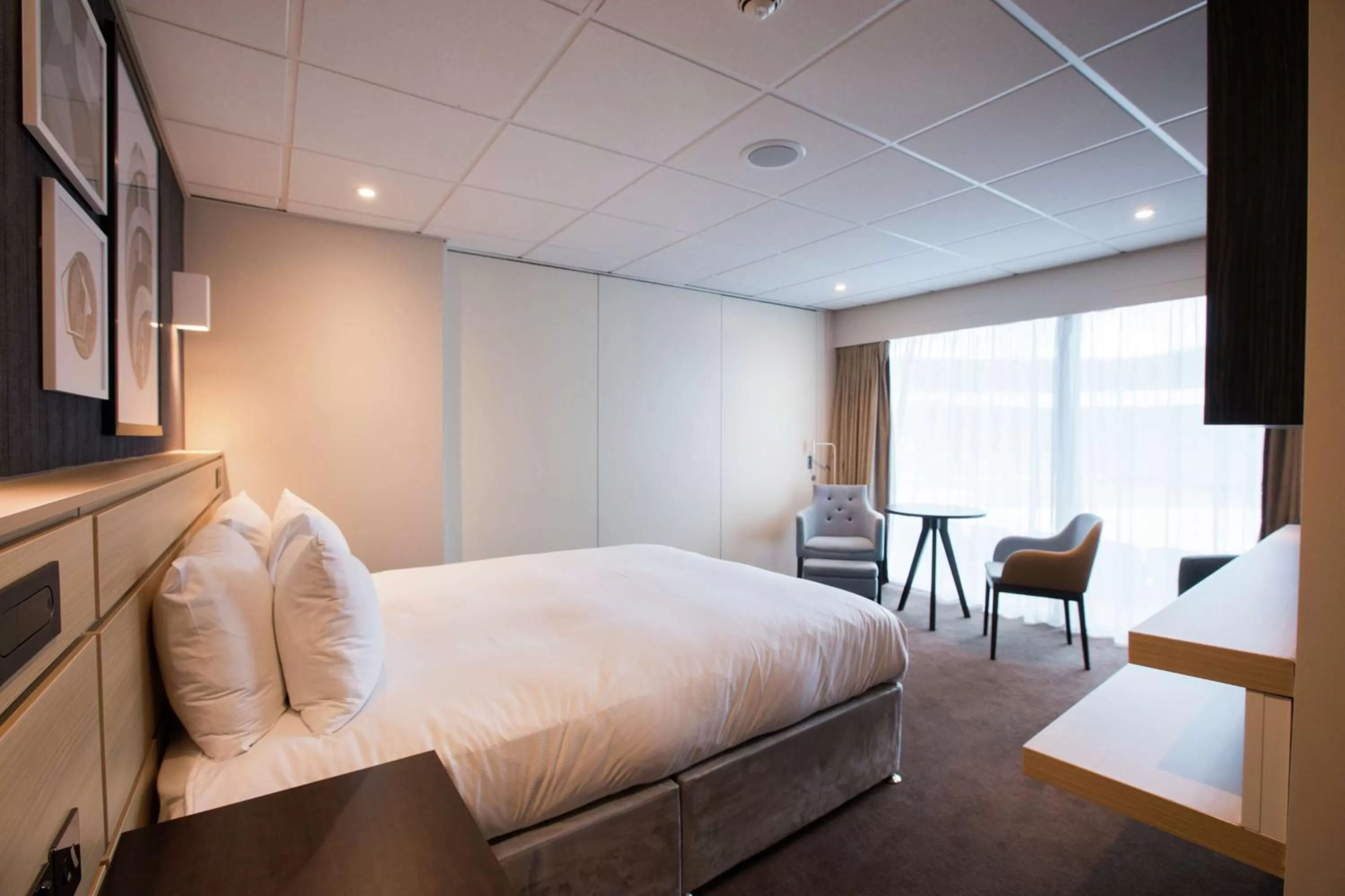 Living room, Bed in DoubleTree by Hilton Coventry Building Society Arena