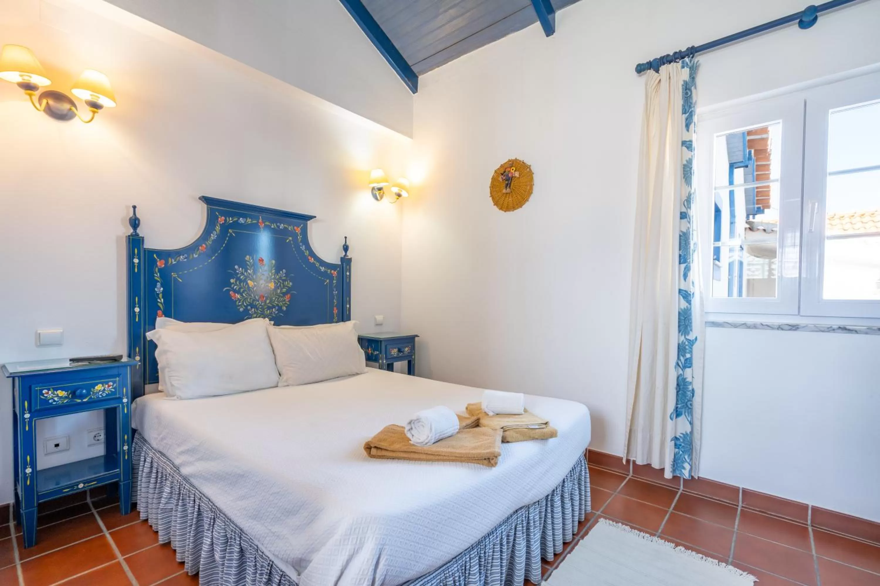 Bedroom, Bed in Hotel Mar e Sol VNMF by Umbral