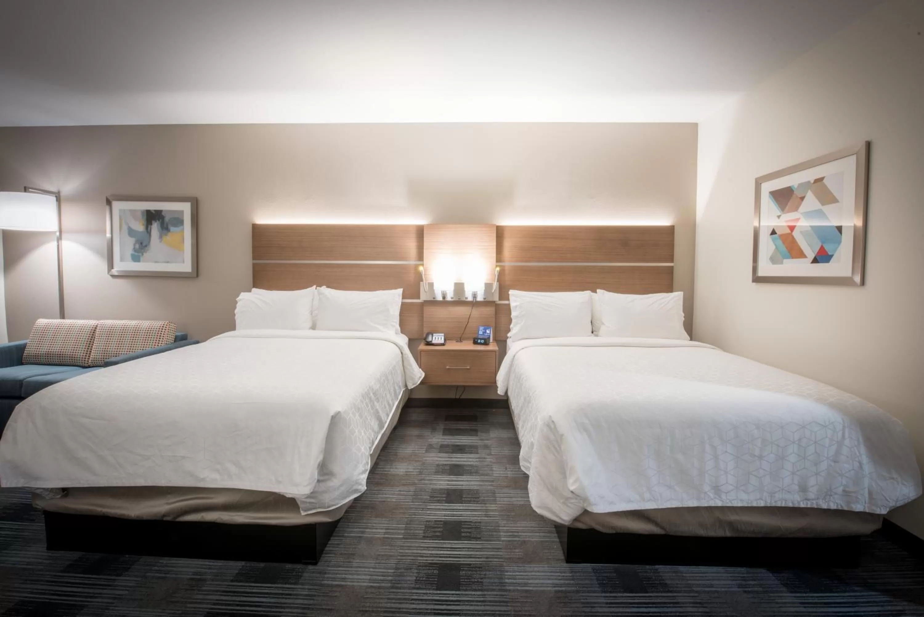 Photo of the whole room, Bed in Holiday Inn Express & Suites - Houston Westchase - Westheimer by IHG