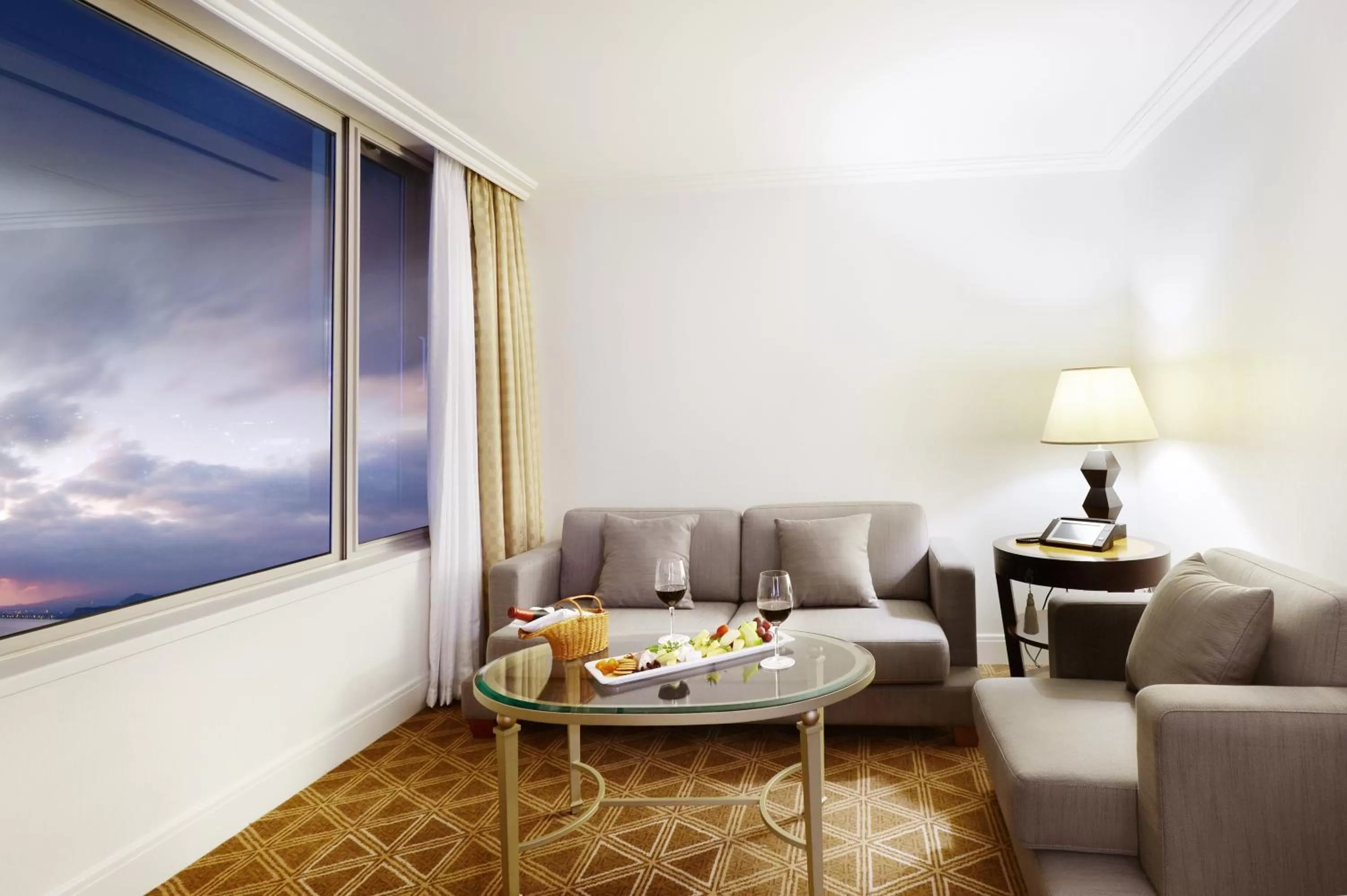 Living room in Ramada Plaza by Wyndham Jeju Ocean Front