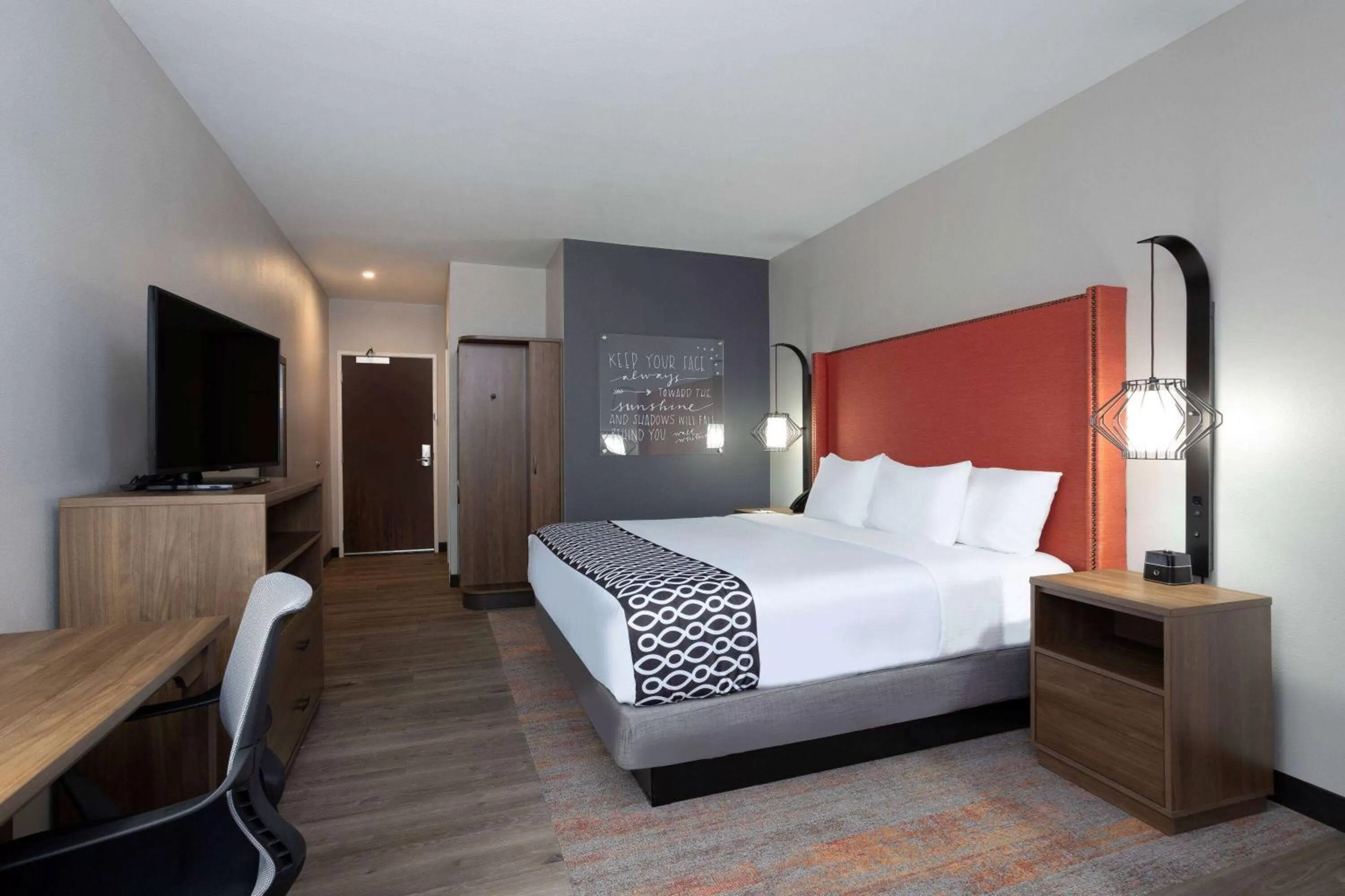 Bed in La Quinta Inn & Suites by Wyndham Pflugerville